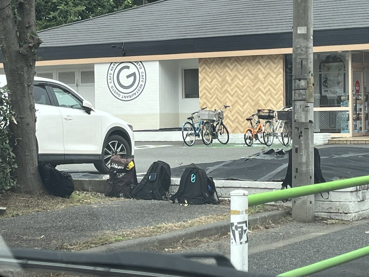 Emissio1971's tweet photo. 近くの工事関係者の方々が置いてる荷物こういう光景は日本ならではなのにもうそろそろ物騒になりつつある日本でこんな光景も無くなるのか？？
#ヤバいよ日本 https://t.co/tkLYRhDatG