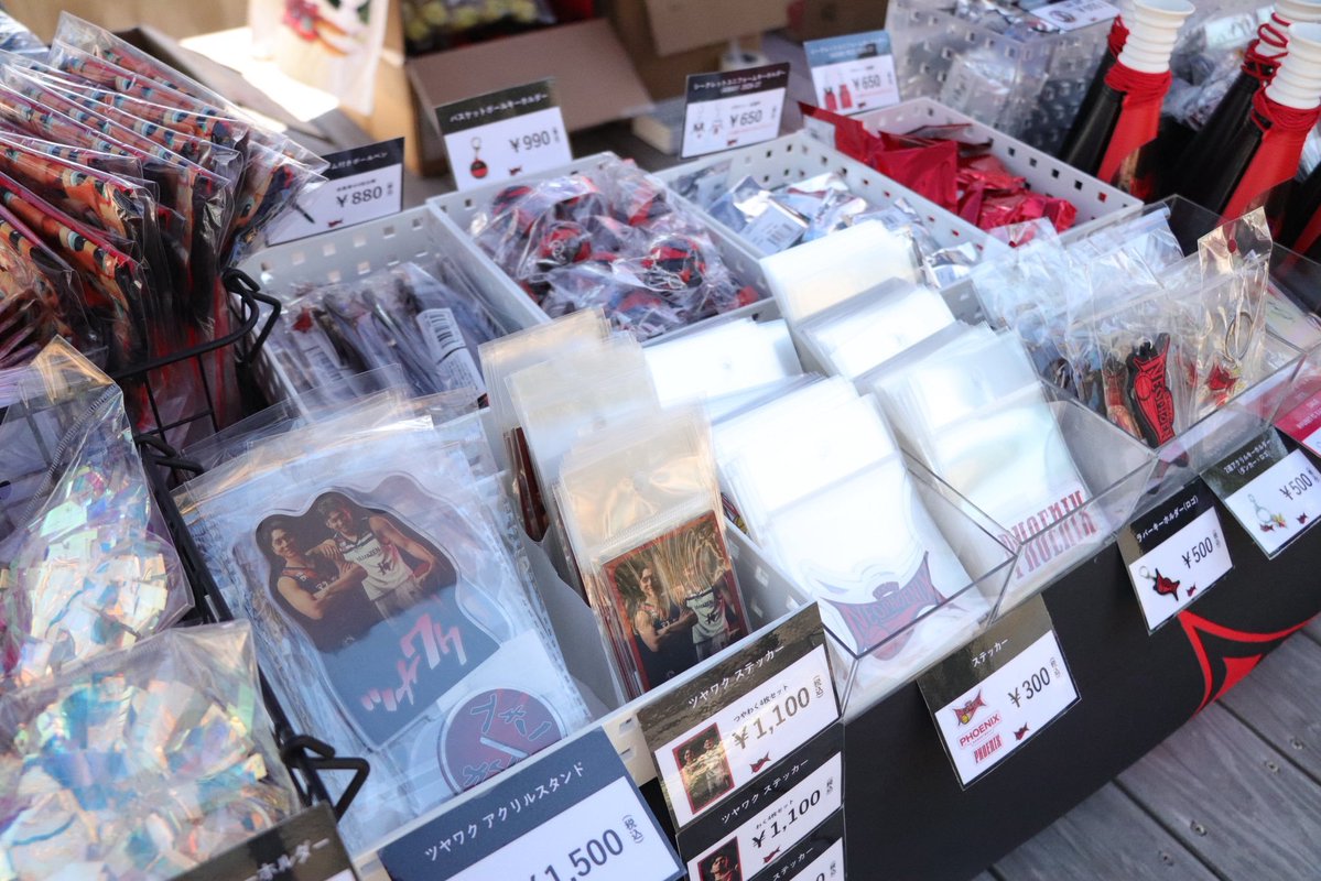 NEO_PHOENIX's tweet photo. 【グッズ情報🛍】
10/10（土）アウェー #信州ブレイブウォリアーズ 戦では #三遠ネオフェニックス の一部グッズを販売いただきます🛒

アウェーでの戦いが続きますが、今シーズンのグッズを身に着けて選手たちへ熱いご声援をよろしくお願いいたします🐥❤️‍🔥

@shinshubw @shinshubw_goods

#Bリーグ #りそなグループ