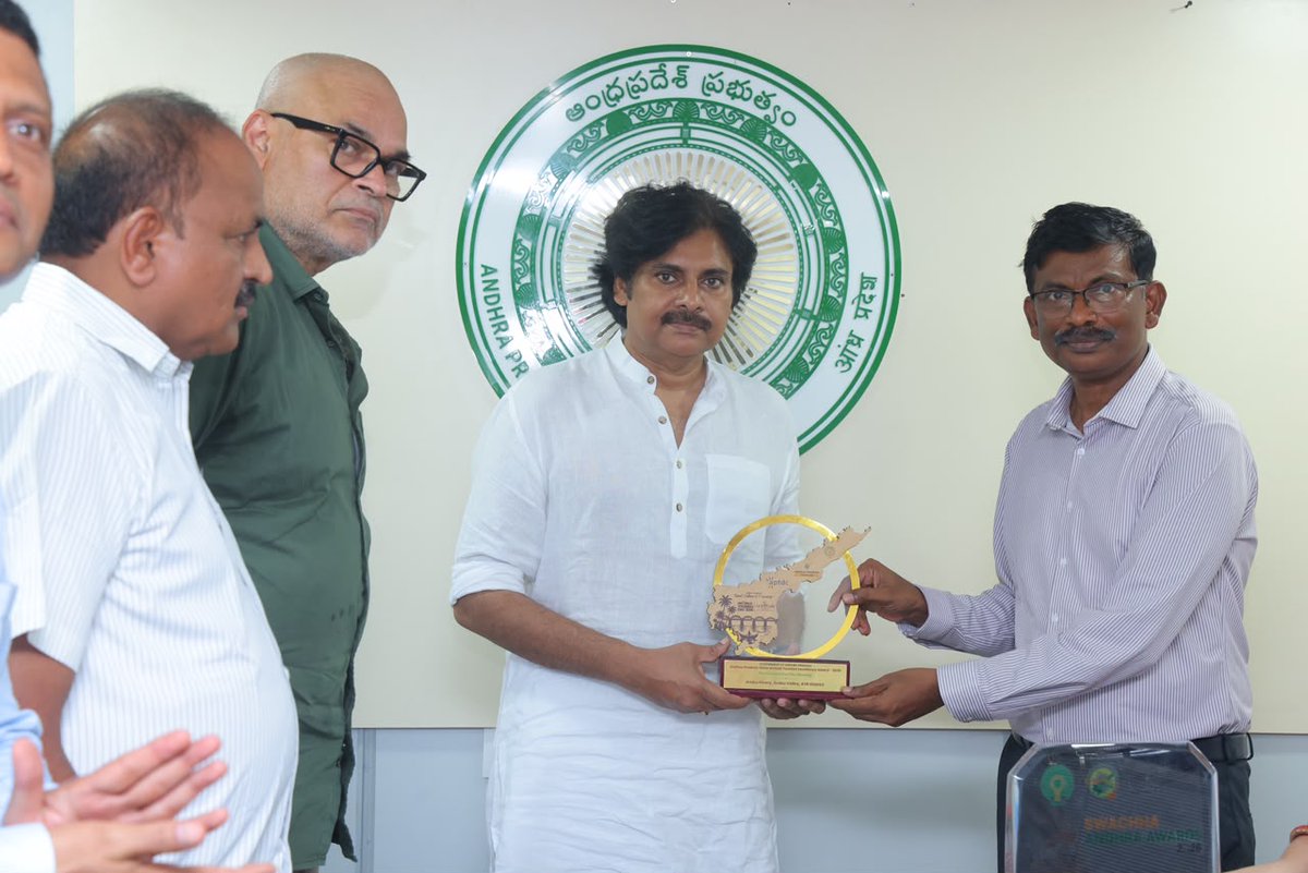 APDeputyCMO's tweet photo. ప్రకృతితో అనుసంధానం ద్వారా ప్రజలకు అనుభూతి, గిరిజన యువతకు ఉపాధి 

•⁠  ⁠ఎకో టూరిజం ప్రాజెక్టులతో కొత్త అనుభూతి 
•⁠  ⁠నగర వనాల్లో స్వచ్ఛమైన, ఆహ్లాదకర వాతావరణం
•⁠  ⁠అన్ని ప్రాంతాలను కలిపేలా పర్యాటక అభివృద్ధి
•⁠  ⁠నగర వన యోజన పథకంలో భాగంగా రాష్ట్రంలోని 6 నగరవనాలను వర్చువల్ గా ప్రారంభించిన ఉప ముఖ్యమంత్రివర్యులు శ్రీ @PawanKalyan గారు  

రాష్ట్ర ప్రజలను ప్రకృతిలో మమేకం చేసి, వారికి మరిచిపోని మధురానుభూతులను ఇవ్వడంతోపాటు, గిరిజనులకు ఎకో టూరిజం జీవనోపాధులు మెరుగుపర్చడం ప్రభుత్వం ముందున్న లక్ష్యమని రాష్ట్ర ఉప ముఖ్యమంత్రివర్యులు శ్రీ పవన్ కళ్యాణ్ గారు చెప్పారు. నల్లమల నుంచి మారేడుమిల్లి వరకు, బాపట్ల తీర ప్రాంత అందాల నుంచి కోటప్పకొండ ఆధ్యాత్మిక ప్రయాణం వరకు రాష్ట్రంలోని అన్ని ప్రాంతాలకు పర్యాటక కళను తీసుకొచ్చేలా పని చేస్తున్నామని అన్నారు. రాష్ట్రంలో నూతనంగా నిర్మితమైన 6 నగరవనాలను ఉప ముఖ్యమంత్రివర్యులు మంగళవారం వర్చువల్ గా ప్రారంభించారు. 

ఈ సందర్బంగా శ్రీ పవన్ కళ్యాణ్ గారు మాట్లాడుతూ ‘‘నగర వన యోజన కార్యక్రమంలో భాగంగా ఇప్పటి వరకు రాష్ట్రంలో 19 నగరవనాలుంటే, ఇప్పుడు ప్రారంభించిన ఆరు నగరవనాలతో కలిపి 25 నగరవనాలు రాష్ట్రంలో ఏర్పడతాయి. 305 హెక్టార్లలో, రూ.13 కోట్లతో అభివృద్ధి చేసిన ఈ నగరవనాలు కేవలం మొక్కలు నాటే ప్రాంతాలుగా కాకుండా, ప్రజలను ప్రకృతి ఒడిలోకి తీసుకెళ్లే మార్గంగా ఉంటాయి. నగరవనాల్లో సైక్లింగ్, వాకింగ్ ట్రాక్ లు, పిల్లలు ఆడుకునే ప్రాంతాలు, జిమ్ పరికరాలు వంటివి అందుబాటులో ఉంటాయి. ఆహ్లాదకరమైన వాతావరణంలో, స్వచ్ఛమైన అందాలతో నగరవనాలు ఆరోగ్యం, ఆహ్లాదం, ప్రకృతి అవగాహన కేంద్రాలుగా  తీర్చిదిద్దుతున్నాం. బాపట్ల, చీరాల తీర ప్రాంత పర్యాటక వనాలుగా ఉంటే, కోటప్పకొండ ఆధ్యాత్మిక సువాసనలతో విరాజిల్లుతుంది. వినుకొండ, దేవరంపాడు, మాచర్లలో ఏర్పాటు చేసే నగరవనాలు ఆకర్షణీయంగా ఉంటాయి. ప్రకృతికి దగ్గరయితే, ఆరోగ్యం దగ్గరవుతుంది. ప్రకృతి అర్ధమైతే, పరిరక్షణ బాధ్యత పెరుగుతుంది. ఇది ప్రకృతి నియమం. 

సత్సంకల్పంతో ముందడుగు వేస్తున్నాం

రాష్ట్రంలో ఎకో టూరిజం పెరగడం వల్ల గిరిజన యువతకు ఉపాధి అవకాశాలు లభిస్తాయి. వెలిగోడు జంగిల్ సఫారీతో సరికొత్త అనుభూతులు లభిస్తాయి. మారేడుమిల్లి ట్రెక్కింగ్, ఆరోమా కనోపీ వాక్ ద్వారా తూర్పు కనుమల అటవీ అందాలను, ప్రకృతి పరిమళలను ప్రజలకు చేరువ చేస్తాం. గిరిజన సంస్కృతిని ప్రజలకు తెలియజేసేందుకు ప్రయత్నిస్తాం. దీనివల్ల గిరిజనుల జీవన విధానంలో మంచి మార్పులు వస్తాయని సత్సంకల్పంతో పని చేస్తున్నాం. ప్రకృతిని ప్రేమించాలి.. భావితరాలకు బహుమతిగా ఇవ్వాలనేది మా సంకల్పం. దీనికి కట్టుబడి పనిచేస్తాం. దీనికి ప్రజలు తమవంతుగా సహకరించాలి’’ అన్నారు. 

అనంతరం ఆంధ్రప్రదేశ్ అటవీశాఖ రూపొందించిన వైల్డ్ ఆర్నమెంటల్ ప్లాంట్స్ ఆఫ్ ద నల్లమల ఫారెస్ట్ ఆఫ్ ఆంధ్రప్రదేశ్, ట్రీ టాన్స్ లోకేషన్ మాన్యూవల్ పుస్తకాలను ఉప ముఖ్యమంత్రివర్యులు ఆవిష్కరించారు. దీంతో పాటు ఆంధ్రప్రదేశ్ అటవీ అభివృద్ధి కార్పొరేషన్ దేశంతోనే మొదటిసారి ‘‘ఈకోలిప్టస్ పల్ప్ ఉడ్ ప్లాంటేషన్’’ విభాగంలో అనుసరిస్తున్న సుస్థిర నిర్వహణ పద్ధతులకు గుర్తింపుగా సాధించిన ప్రమాణ్ సర్టిఫికేట్ ను డిప్యూటీ సీఎం గారి చేతుల మీదుగా అటవీశాఖ అధికారులు అందుకున్నారు. 

ఈ కార్యక్రమంలో విద్యుత్ శాఖ మంత్రి శ్రీ గొట్టిపాటి రవికుమార్, ఏపీ గ్రీన్ ఎగ్జిక్యూటివ్ కమిటీ ఛైర్మన్ శ్రీ కొణిదల నాగేంద్రబాబు, వినుకొండ ఎమ్మెల్యే శ్రీ జీవీ ఆంజనేయులు, రంపచోడవరం ఎమ్మెల్యే శ్రీమతి మిరియాల శీరిష, చీరాల ఎమ్మెల్యే శ్రీ మద్దులూరి మాలకొండయ్య, అటవీ, పర్యావరణ శాఖ చీఫ్ సెక్రటరీ శ్రీ కాంతిలాల్ దండే, ప్రిన్సిపల్ చీఫ్ కన్జర్వేటర్ ఆఫ్ ఫారెస్ట్, హెడ్ ఆఫ్ ఫారెస్ట్ ఫోర్స్ డాక్టర్ చలపతిరావు, అడిషనల్ పీసీసీఎఫ్ శ్రీ రాహుల్ పాండే, చీఫ్ కన్జర్వేటర్ ఆఫ్ ఫారెస్ట్, సీఈవో ఏపీ గ్రీన్ శ్రీ బీఎన్ఎన్ మూర్తి, అటవీశాఖ సలహాదారు శ్రీ మల్లికార్జునరావు, ఎకో టూరిజం ఈడీ శ్రీమతి నందిని సలారియా, అటవీశాఖ ఐటీ సలహాదారుల శ్రీ పి నాగేశ్వరరావు తదితరులు పాల్గొన్నారు. 

(1/2)
