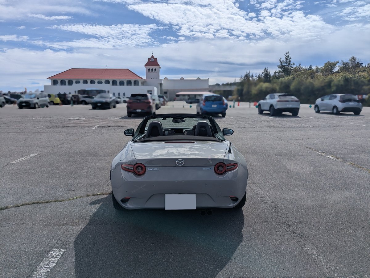 86_Carlife's tweet photo. S660→NDロードスターへの乗り換えなので、駐車場では「車幅広いなー」と感じます。
前は86（ZN6）にも乗っていたのに…。
周りの車が巨大化している影響もありそう。 https://t.co/fI5ifLGrbZ