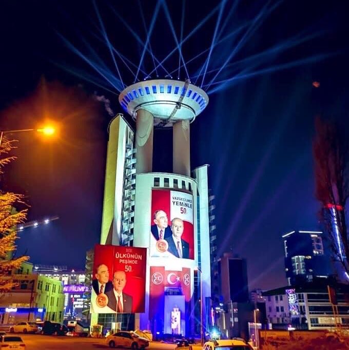 Eyupyildizlar's tweet photo. YAĞMUR STRATEJİSİ: GÜÇLÜ DEVLET, GÜÇLÜ MHP

Genel Başkanımız Sayın Devlet Bahçeli:

“Yağmur Stratejisinin temel ilkesi, istikrarın korunmasıdır.”

“Yürütmede Erdoğan, Yasamada MHP; Türkiye’de Cumhur İttifakı, dünyada Türk Asrı”.

“Bu formül, yürütmenin güçlü olduğu kadar yasamanın da güçlü, denetleyici, üretken ve belirleyici olması gerektiğine ilişkin stratejimizin ve küresel güç olma azmimizin ifadesidir.”

“Çünkü MHP güçlü ise Türkiye güvende olacaktır.”

📍6 Ekim 2026 | TBMM Grup Toplantısı