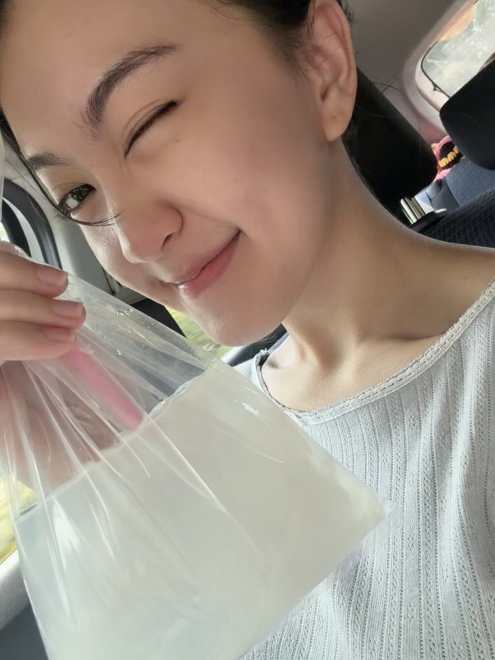 Greesel_JKT48's tweet photo. #GreeSelasa w/kelapa cekek https://t.co/J1qF6xfA8m