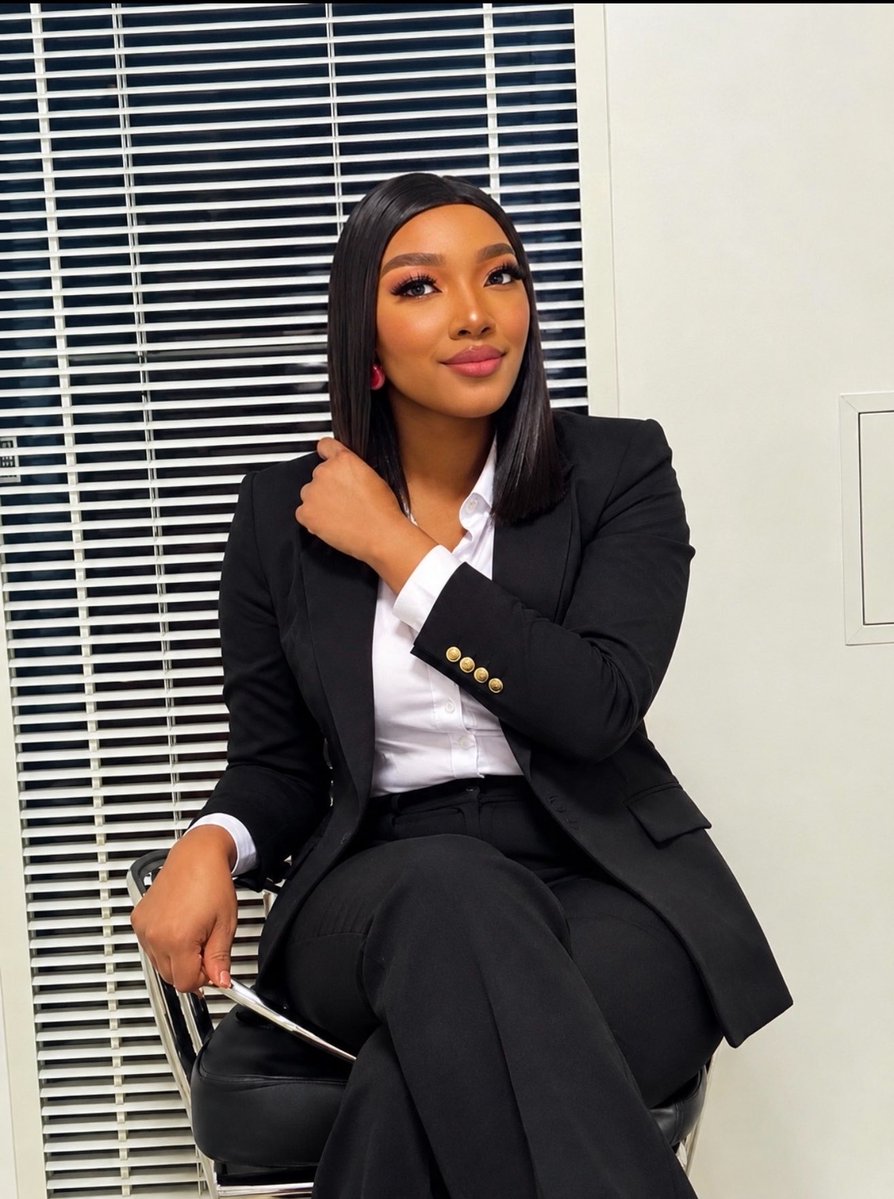 bimpiemadoks's tweet photo. ….Hey ma lovelies👋🏽grand rising!!😍I’m here now, had a Presentation yesterday & guess what🤭 I Smashed it!!💫✨💫🎊”broke couple legs😅just as the best wishes goes(break a leg) yeah I did🖤🩶🖤🩶🖤
—————————🩵————————
This’s me tryna🤭hold my excitement/ laughter in one pic! kinda mischievous right?! Enough about me☺️How are you all doing?I hope energised💪🏽ready 2get Super pumped;🤩as I always say, never stop smiling…👌🏽🤍remember,there are no limits to what you can achieve🤙🏽Stay blessed🎊 Cheerio!!💃🏼