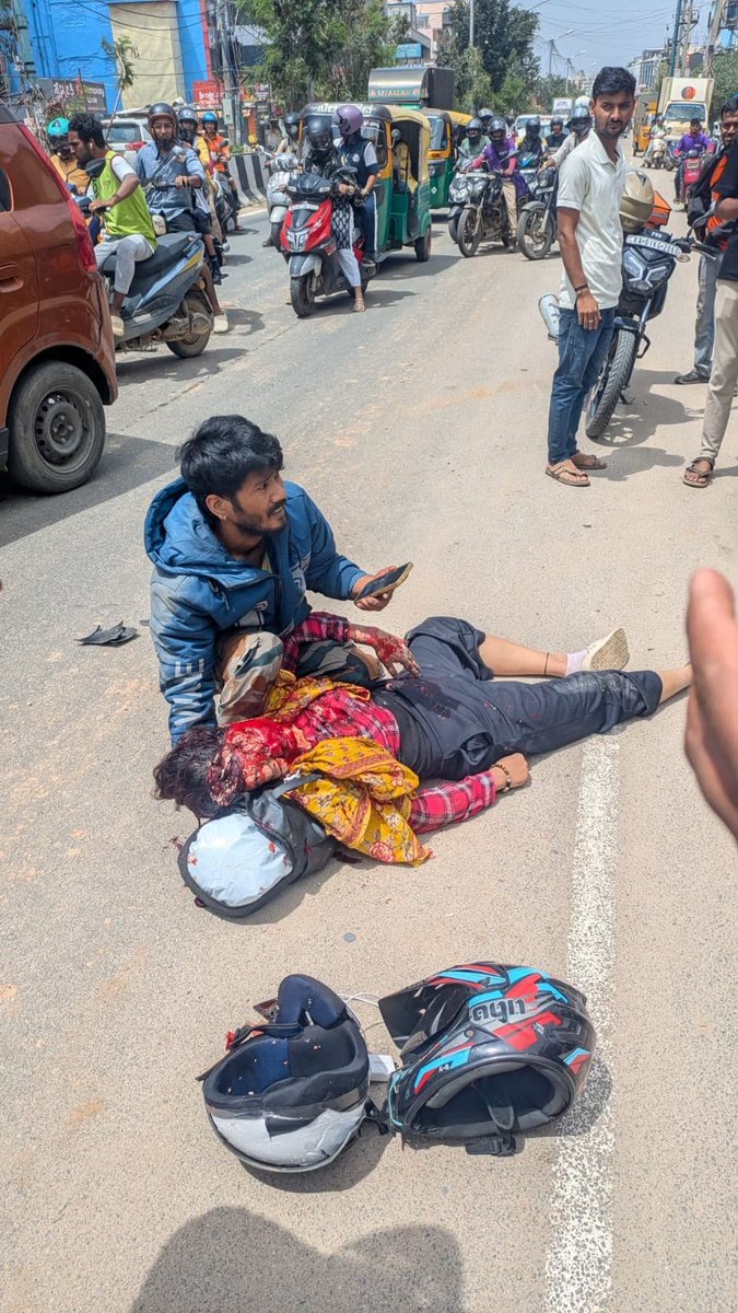 kdevforum's tweet photo. How many lives to loose before we get basic infra for #SarjapurRoad area?

#Kaikondrahalli junction uturn is a death trap with zero accountability by @MALimbavali or @GBAChiefComm.

@krishnabgowda pls address this. Enable Wipro CDP road, upgrade Kaikondrahalli junction and remove St Peter's uturn.

@comm_blr_south @osd_cmkarnataka @shalinirajnish @BECCUPDATES @Jointcptraffic @acphsrtrps @DCPSouthTrBCP @PCMohanMP @MansoorKhanINC