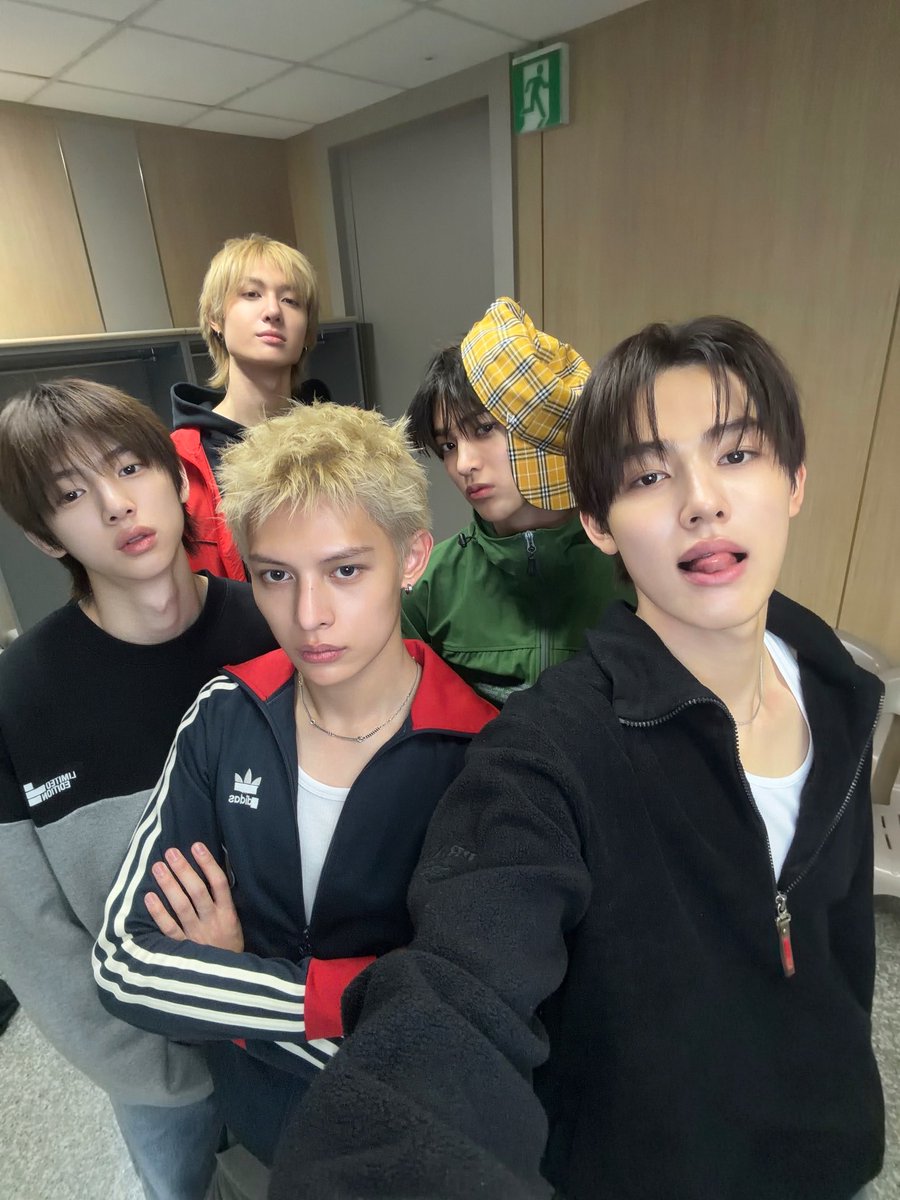 NP_Tkaozz's tweet photo. @cortishieldvn 우리가 더 높은 곳으로 올려줄 테니까 여러분은 그저 지금처럼 무대 위에서 가장 행복하게 즐기기만 하세요!

#CORTIS #코르티스 https://t.co/gfspscAcro