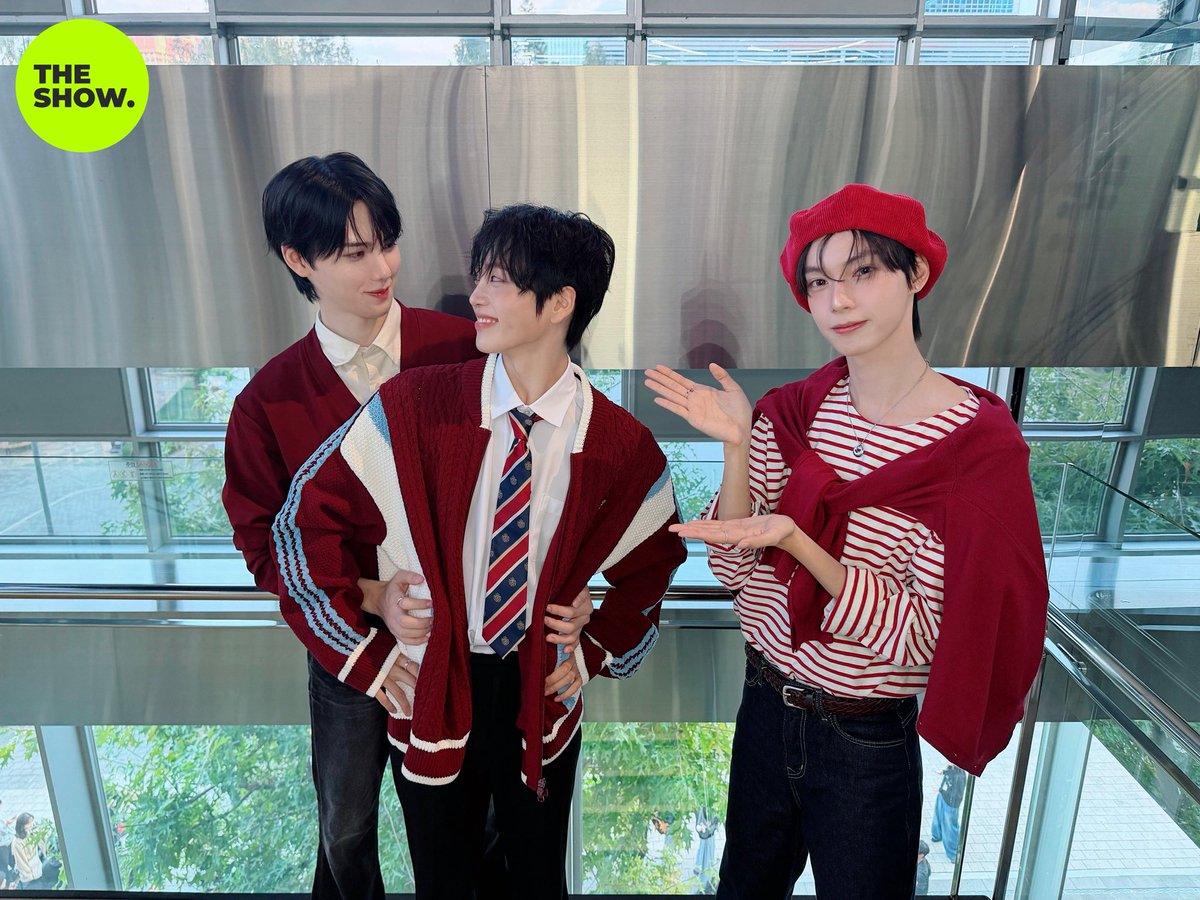 theshow_offcl's tweet photo. 이게 무슨 일이야‼️‼️
더쇼에 강쥐즈가 왔다는 게 진짜였어요..❓

강쥐즈를 만났으면 강쥐법을 따르는 게 인지상정‼️
의젓한 선배 강쥐🐶 민희 앤나 형준이를 따라
우리 리부도 오늘만큼은 러부리부버니가 아닌
러부리부립멍이로 임명하겠습니다 🪄

온갖 귀여운 강쥐들을 다 가져다놔도
스페셜 강쥐 트리오는 못 따라간다고요➰🐾
당장 모여봐요 울 뽀둥 강쥐들 있는
더쇼의 숲으로 🐶🐶🐶🌱

#더쇼 #최립우 #민희 #형준 @flareu_official @CRAVITYstarship