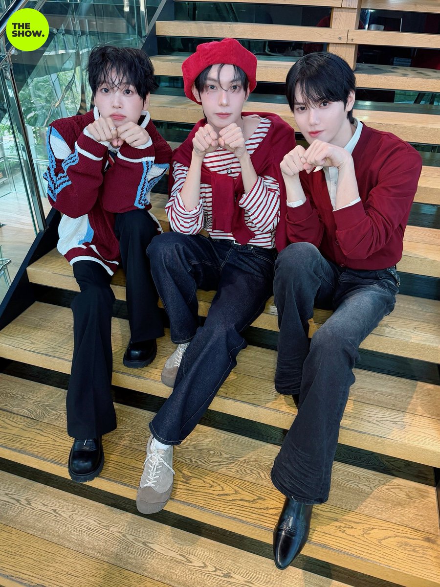 theshow_offcl's tweet photo. 이게 무슨 일이야‼️‼️
더쇼에 강쥐즈가 왔다는 게 진짜였어요..❓

강쥐즈를 만났으면 강쥐법을 따르는 게 인지상정‼️
의젓한 선배 강쥐🐶 민희 앤나 형준이를 따라
우리 리부도 오늘만큼은 러부리부버니가 아닌
러부리부립멍이로 임명하겠습니다 🪄

온갖 귀여운 강쥐들을 다 가져다놔도
스페셜 강쥐 트리오는 못 따라간다고요➰🐾
당장 모여봐요 울 뽀둥 강쥐들 있는
더쇼의 숲으로 🐶🐶🐶🌱

#더쇼 #최립우 #민희 #형준 @flareu_official @CRAVITYstarship