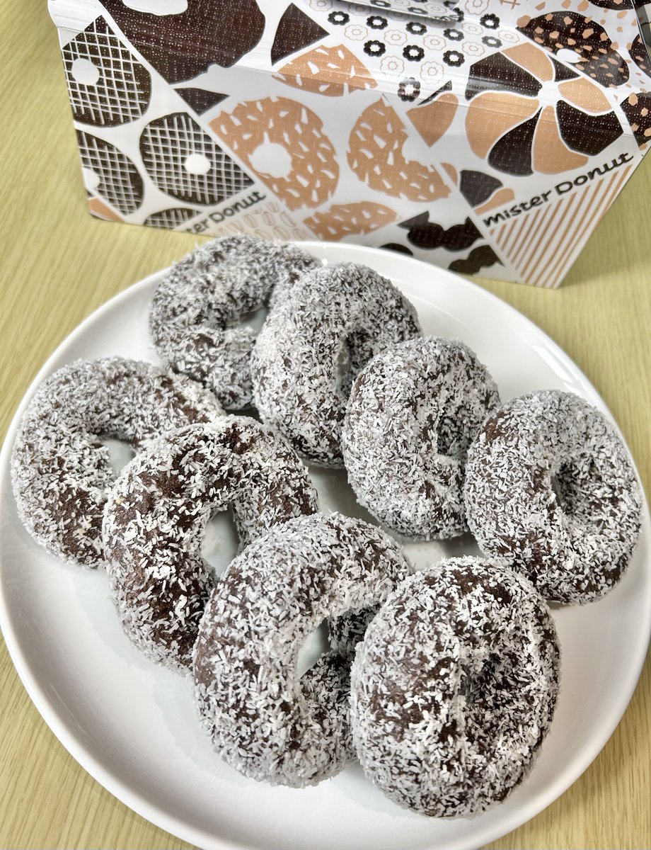 rina_milkcafe's tweet photo. ミスドのココナッツチョコレート美味しすぎ
8個食べても2,192kcalで割とヘルシー😺 https://t.co/QyQd7aONZc