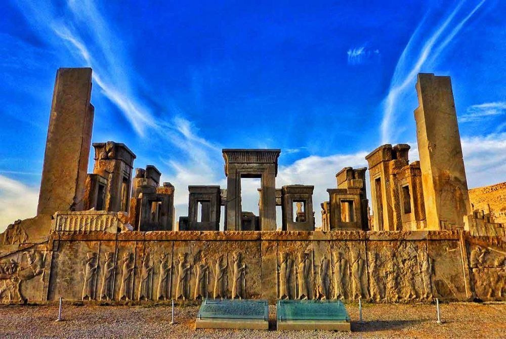 irangraphic110's tweet photo. #ایران_زیبا 
#تخت_جمشید
بیش از هزاران سال گذشته، اما تخت‌جمشید هنوز ایستاده تا یادمان باشد ایران چه تاریخ شگفت‌انگیزی پشت سر گذاشته است. https://t.co/Z7Wk5Q94GJ