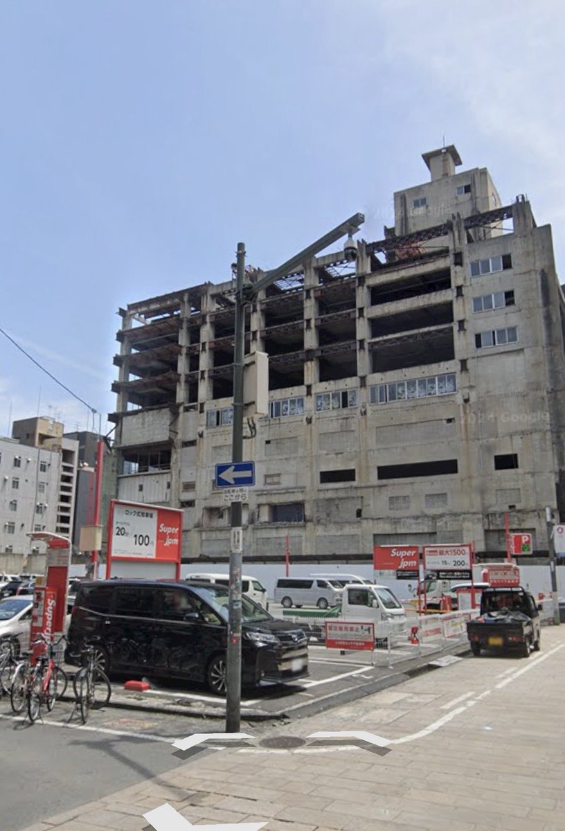 t_realestate_lb's tweet photo. 【宗右衛門町ど真ん中、約770坪が競売へ】

大阪ミナミ・宗右衛門町の一等地。
約2,549㎡（約771坪）の大型土地が、ついに裁判所競売に出ました。

売却基準価額は46億3,077万円。
坪換算すると約600万円/坪。

場所は宗右衛門町のど真ん中。
難波・日本橋・心斎橋からも徒歩圏という、ミナミでもなかなか出てこない規模の土地です。裁判所資料では入札期間は10月21日〜29日、開札は11月5日。

この土地はもともと、
「みんなで大家さん宗右衛門町」の対象不動産。

運営する都市綜研インベストファンドは、今年9月に不動産特定共同事業の許可取消処分を受けており、その直後にこの大型物件が競売へ。

現在は駐車場として利用されていますが、この立地・この規模。
落札後は大型ホテルなどへの再開発となるのでしょうか。

さらに気になるのが東隣の“廃墟ビル”。

複雑だった権利関係を経てこちらも同所有者となり、現在は差押え中。
こちらも今後、競売などで動く可能性があります。

もし将来的に約770坪の土地＋東隣地まで一体化するようなことになれば、宗右衛門町の景色を大きく変える再開発になりそう。

ミナミど真ん中の大型土地、誰が落とすのか注目です。