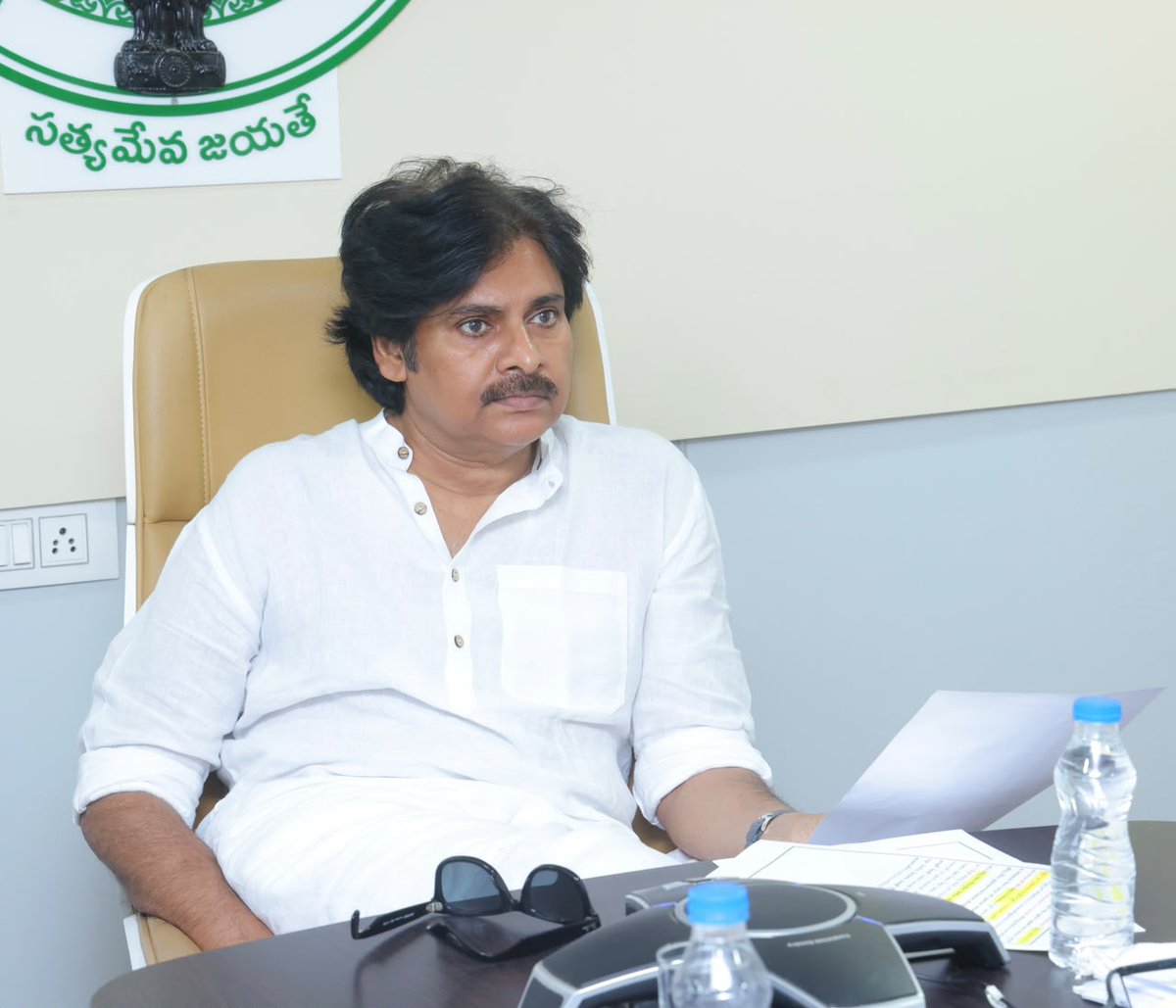 APDeputyCMO's tweet photo. ప్రకృతితో అనుసంధానం ద్వారా ప్రజలకు అనుభూతి, గిరిజన యువతకు ఉపాధి 

•⁠  ⁠ఎకో టూరిజం ప్రాజెక్టులతో కొత్త అనుభూతి 
•⁠  ⁠నగర వనాల్లో స్వచ్ఛమైన, ఆహ్లాదకర వాతావరణం
•⁠  ⁠అన్ని ప్రాంతాలను కలిపేలా పర్యాటక అభివృద్ధి
•⁠  ⁠నగర వన యోజన పథకంలో భాగంగా రాష్ట్రంలోని 6 నగరవనాలను వర్చువల్ గా ప్రారంభించిన ఉప ముఖ్యమంత్రివర్యులు శ్రీ @PawanKalyan గారు  

రాష్ట్ర ప్రజలను ప్రకృతిలో మమేకం చేసి, వారికి మరిచిపోని మధురానుభూతులను ఇవ్వడంతోపాటు, గిరిజనులకు ఎకో టూరిజం జీవనోపాధులు మెరుగుపర్చడం ప్రభుత్వం ముందున్న లక్ష్యమని రాష్ట్ర ఉప ముఖ్యమంత్రివర్యులు శ్రీ పవన్ కళ్యాణ్ గారు చెప్పారు. నల్లమల నుంచి మారేడుమిల్లి వరకు, బాపట్ల తీర ప్రాంత అందాల నుంచి కోటప్పకొండ ఆధ్యాత్మిక ప్రయాణం వరకు రాష్ట్రంలోని అన్ని ప్రాంతాలకు పర్యాటక కళను తీసుకొచ్చేలా పని చేస్తున్నామని అన్నారు. రాష్ట్రంలో నూతనంగా నిర్మితమైన 6 నగరవనాలను ఉప ముఖ్యమంత్రివర్యులు మంగళవారం వర్చువల్ గా ప్రారంభించారు. 

ఈ సందర్బంగా శ్రీ పవన్ కళ్యాణ్ గారు మాట్లాడుతూ ‘‘నగర వన యోజన కార్యక్రమంలో భాగంగా ఇప్పటి వరకు రాష్ట్రంలో 19 నగరవనాలుంటే, ఇప్పుడు ప్రారంభించిన ఆరు నగరవనాలతో కలిపి 25 నగరవనాలు రాష్ట్రంలో ఏర్పడతాయి. 305 హెక్టార్లలో, రూ.13 కోట్లతో అభివృద్ధి చేసిన ఈ నగరవనాలు కేవలం మొక్కలు నాటే ప్రాంతాలుగా కాకుండా, ప్రజలను ప్రకృతి ఒడిలోకి తీసుకెళ్లే మార్గంగా ఉంటాయి. నగరవనాల్లో సైక్లింగ్, వాకింగ్ ట్రాక్ లు, పిల్లలు ఆడుకునే ప్రాంతాలు, జిమ్ పరికరాలు వంటివి అందుబాటులో ఉంటాయి. ఆహ్లాదకరమైన వాతావరణంలో, స్వచ్ఛమైన అందాలతో నగరవనాలు ఆరోగ్యం, ఆహ్లాదం, ప్రకృతి అవగాహన కేంద్రాలుగా  తీర్చిదిద్దుతున్నాం. బాపట్ల, చీరాల తీర ప్రాంత పర్యాటక వనాలుగా ఉంటే, కోటప్పకొండ ఆధ్యాత్మిక సువాసనలతో విరాజిల్లుతుంది. వినుకొండ, దేవరంపాడు, మాచర్లలో ఏర్పాటు చేసే నగరవనాలు ఆకర్షణీయంగా ఉంటాయి. ప్రకృతికి దగ్గరయితే, ఆరోగ్యం దగ్గరవుతుంది. ప్రకృతి అర్ధమైతే, పరిరక్షణ బాధ్యత పెరుగుతుంది. ఇది ప్రకృతి నియమం. 

సత్సంకల్పంతో ముందడుగు వేస్తున్నాం

రాష్ట్రంలో ఎకో టూరిజం పెరగడం వల్ల గిరిజన యువతకు ఉపాధి అవకాశాలు లభిస్తాయి. వెలిగోడు జంగిల్ సఫారీతో సరికొత్త అనుభూతులు లభిస్తాయి. మారేడుమిల్లి ట్రెక్కింగ్, ఆరోమా కనోపీ వాక్ ద్వారా తూర్పు కనుమల అటవీ అందాలను, ప్రకృతి పరిమళలను ప్రజలకు చేరువ చేస్తాం. గిరిజన సంస్కృతిని ప్రజలకు తెలియజేసేందుకు ప్రయత్నిస్తాం. దీనివల్ల గిరిజనుల జీవన విధానంలో మంచి మార్పులు వస్తాయని సత్సంకల్పంతో పని చేస్తున్నాం. ప్రకృతిని ప్రేమించాలి.. భావితరాలకు బహుమతిగా ఇవ్వాలనేది మా సంకల్పం. దీనికి కట్టుబడి పనిచేస్తాం. దీనికి ప్రజలు తమవంతుగా సహకరించాలి’’ అన్నారు. 

అనంతరం ఆంధ్రప్రదేశ్ అటవీశాఖ రూపొందించిన వైల్డ్ ఆర్నమెంటల్ ప్లాంట్స్ ఆఫ్ ద నల్లమల ఫారెస్ట్ ఆఫ్ ఆంధ్రప్రదేశ్, ట్రీ టాన్స్ లోకేషన్ మాన్యూవల్ పుస్తకాలను ఉప ముఖ్యమంత్రివర్యులు ఆవిష్కరించారు. దీంతో పాటు ఆంధ్రప్రదేశ్ అటవీ అభివృద్ధి కార్పొరేషన్ దేశంతోనే మొదటిసారి ‘‘ఈకోలిప్టస్ పల్ప్ ఉడ్ ప్లాంటేషన్’’ విభాగంలో అనుసరిస్తున్న సుస్థిర నిర్వహణ పద్ధతులకు గుర్తింపుగా సాధించిన ప్రమాణ్ సర్టిఫికేట్ ను డిప్యూటీ సీఎం గారి చేతుల మీదుగా అటవీశాఖ అధికారులు అందుకున్నారు. 

ఈ కార్యక్రమంలో విద్యుత్ శాఖ మంత్రి శ్రీ గొట్టిపాటి రవికుమార్, ఏపీ గ్రీన్ ఎగ్జిక్యూటివ్ కమిటీ ఛైర్మన్ శ్రీ కొణిదల నాగేంద్రబాబు, వినుకొండ ఎమ్మెల్యే శ్రీ జీవీ ఆంజనేయులు, రంపచోడవరం ఎమ్మెల్యే శ్రీమతి మిరియాల శీరిష, చీరాల ఎమ్మెల్యే శ్రీ మద్దులూరి మాలకొండయ్య, అటవీ, పర్యావరణ శాఖ చీఫ్ సెక్రటరీ శ్రీ కాంతిలాల్ దండే, ప్రిన్సిపల్ చీఫ్ కన్జర్వేటర్ ఆఫ్ ఫారెస్ట్, హెడ్ ఆఫ్ ఫారెస్ట్ ఫోర్స్ డాక్టర్ చలపతిరావు, అడిషనల్ పీసీసీఎఫ్ శ్రీ రాహుల్ పాండే, చీఫ్ కన్జర్వేటర్ ఆఫ్ ఫారెస్ట్, సీఈవో ఏపీ గ్రీన్ శ్రీ బీఎన్ఎన్ మూర్తి, అటవీశాఖ సలహాదారు శ్రీ మల్లికార్జునరావు, ఎకో టూరిజం ఈడీ శ్రీమతి నందిని సలారియా, అటవీశాఖ ఐటీ సలహాదారుల శ్రీ పి నాగేశ్వరరావు తదితరులు పాల్గొన్నారు. 

(1/2)
