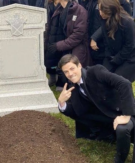 EstagiariodaF1's tweet photo. vi essa foto do fiscal com o carro quebrado do Russell na Malásia e só lembrei do meme da lápide https://t.co/WwaMrNSQ5E