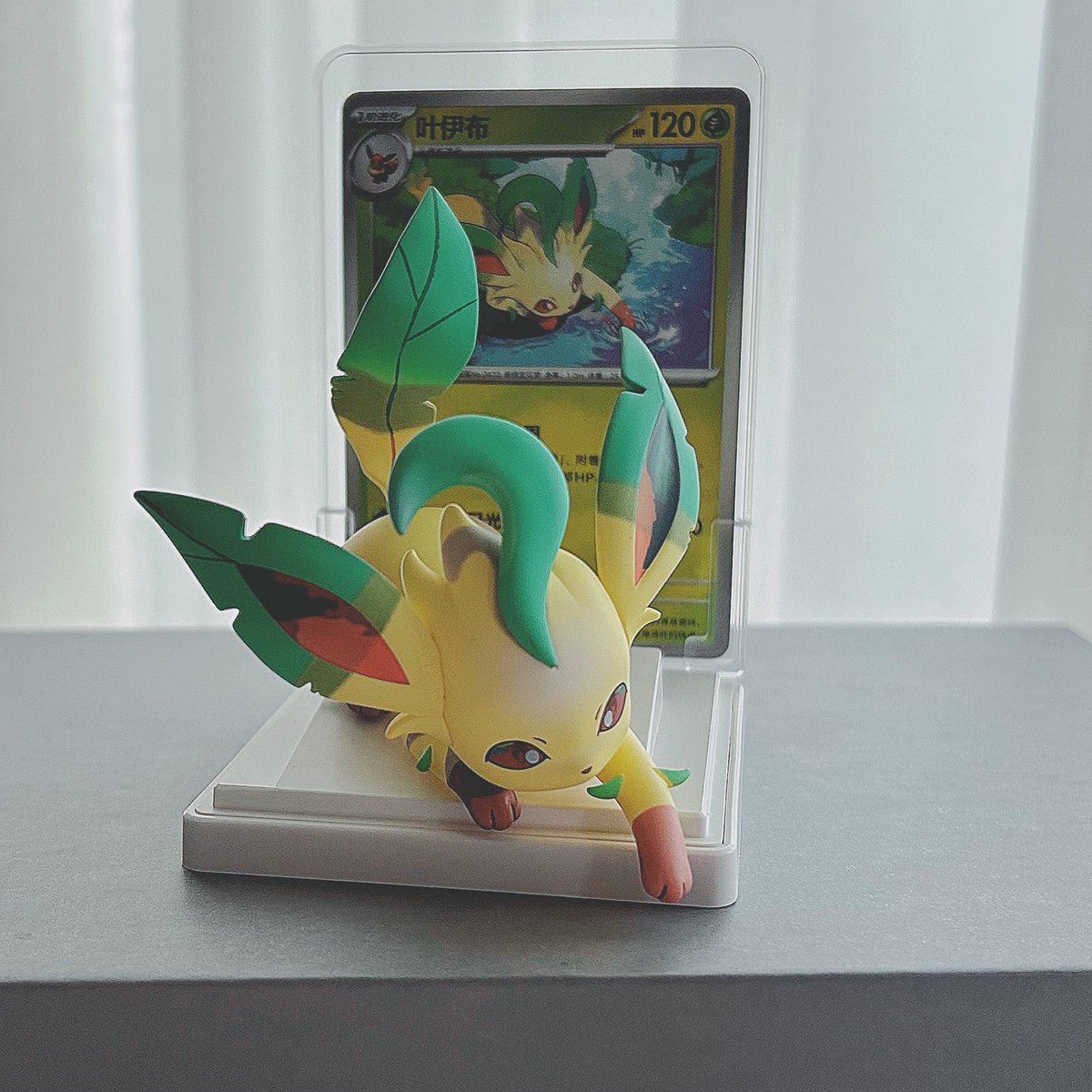 suzukisns's tweet photo. 『ポケモンカードゲーム カードイラストフィギュアコレクション』第3弾が中国で発売されており、以前描かせていただいたリーフィアがフィギュアになりました🌿
サンプルをいただきました。すごい再現力！絵から出てきたみたいで楽しいです！ https://t.co/LGl4EEMalu