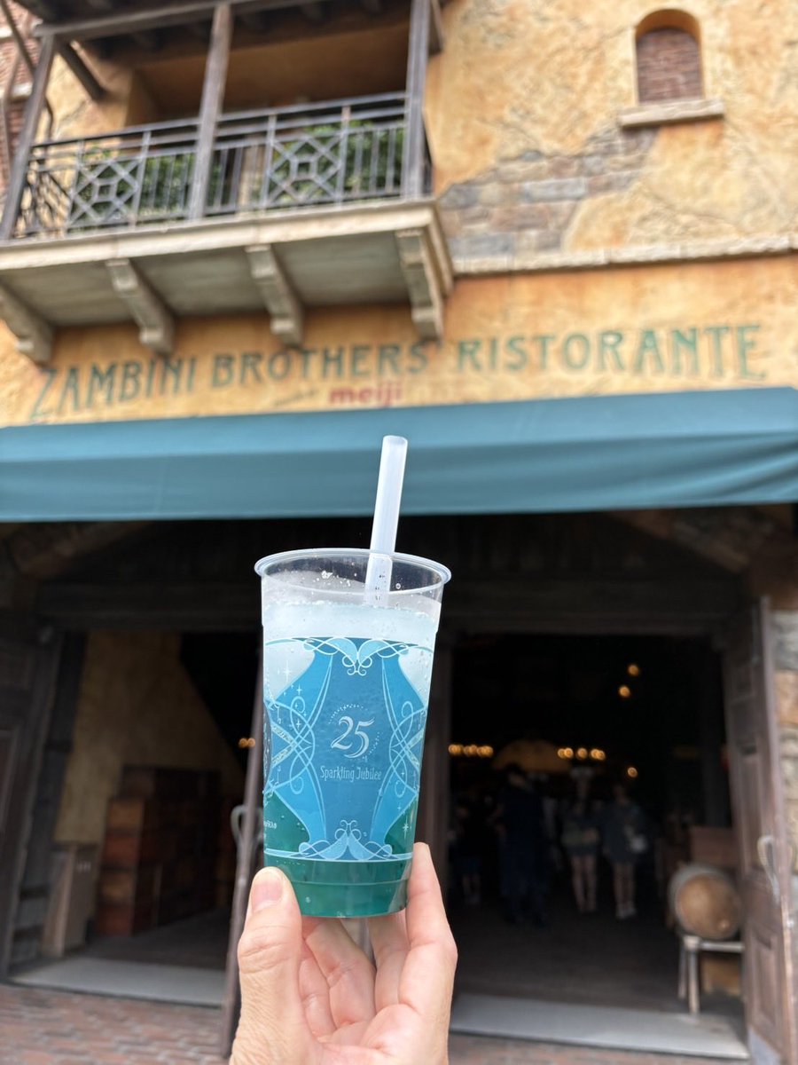 yu_a_a_yu_'s tweet photo. フリードリンク券でたくさん飲みました。
『リメンバー•ミー』のドリンクが1番美味しかった（2杯飲みました） https://t.co/7A08kMtAtv