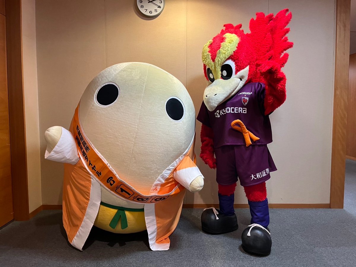 kyotomayumaro's tweet photo. 本日は京都府庁で開催されました「オレンジリボンキャンペーン大使任命式」におじゃまいたしましたです〜
今年も京都サンガF.C.の皆様にオレンジリボンキャンペーン大使として、児童虐待防止の啓発活動にご協力していただきますです〜
京都サンガF.C.のパーサくんとパシャリ〜♪ https://t.co/zAJgYcmIyl