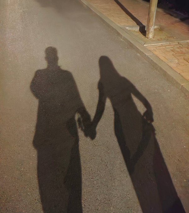 vtpt35k70c2315's tweet photo. 跟妻子散步时候聊了聊，她问我可不可以去安静一点的地方，我就带她往郊区山上去
后来到了伸手不见五指的地方，她害怕牵着我的手，走了一小段，拉下了内裤，背对着我，我终于知道意思了
第ㄧ次在野外，好奇妙好特别，明明乌七妈黑没人却又怕被人看到，有一点紧张刺激。大家有试过吗还有谁喜欢这种感觉？ https://t.co/RWgppVOxkj