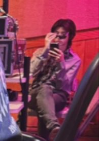coertis_'s tweet photo. entah kenapa ngeliat juhoon ada nyempil di sg “songwriter & producer chazmishan” bikin aku terharu….
keinget waktu juhoon live hampir 4 jam kemarin, juhoon sempet ngasih TMI seputar dunia kerjanya ini…

1. juhoon bilang dia udah kerja keras buat nulis semua lirik lagu, tp waktu liriknya udah selesai, ternyata semua liriknya ditolak…
2. juhoon bilang dia tuh ga suka dance atau nyanyi. katanya waktu dia masih SMP, menari/nyanyi tuh ga masuk dalam daftar pilihan hidup dia.
3. jju ga pernah dance sama sekali, kalau nyoba nyoba nyanyi paling cuma nyoba “gangnam style” pas masih TK, waktu lagi ada ujian praktik musik di sekolah… nilai mata pelajaran yang paling rendah di rapor dia pun itu pelajaran musik.

dari semua tmi yang udah dikasih tau juhoon waktu live, kita jadi tau gimana strugglenya jju dalam dunia musik… mungkin ini ga mudah untuk juhoon, tapi liat kenyataannya jju berhasil ngumpulin 14 credit sebagai lyricist & composer. 

di next album ini juhoon aktif buat nulis lirik lagi, apalagi kmrn dia sempet blg lg nyiapin album padahal itu masih pagi😭😭 juhoon baru 1 tahun debut tapi udah seberkembang ini, proud of you juhoon🥹💗 makasih banyak atas semua kerja keras kamu ya. semoga capenya kamu hari ini tergantikan dengan kesuksesan kamu dimasa depan💗💗💗 #JUHOON #주훈
