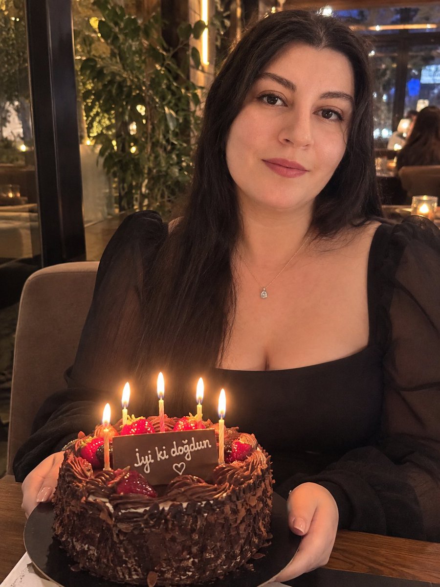 AlevG85353's tweet photo. Yaşamak isteyipte yaşayamadıklarımıza🍰 https://t.co/Xb1Bxknu2Y