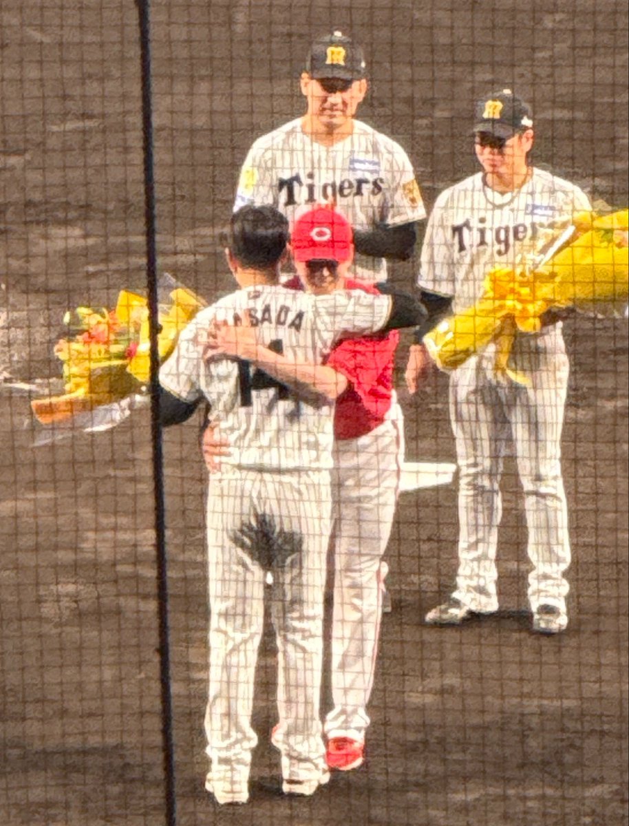 chugoku_carp's tweet photo. 阪神・岩貞祐太投手の引退セレモニー💐
広島側から花束を手渡したのは大瀬良大地投手です。
ともに九州出身で、同学年の大卒ドラフト1位投手。何度もしのぎを削ってきました。
#carp https://t.co/uzGCbN0X3L
