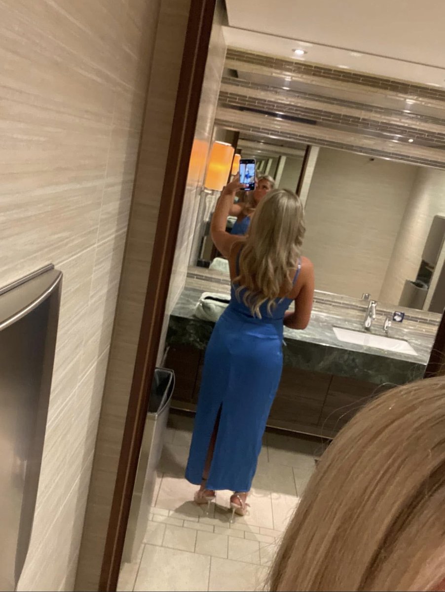 erinb2003x's tweet photo. A moment for the dress 💙 https://t.co/jSsc8AwYLu