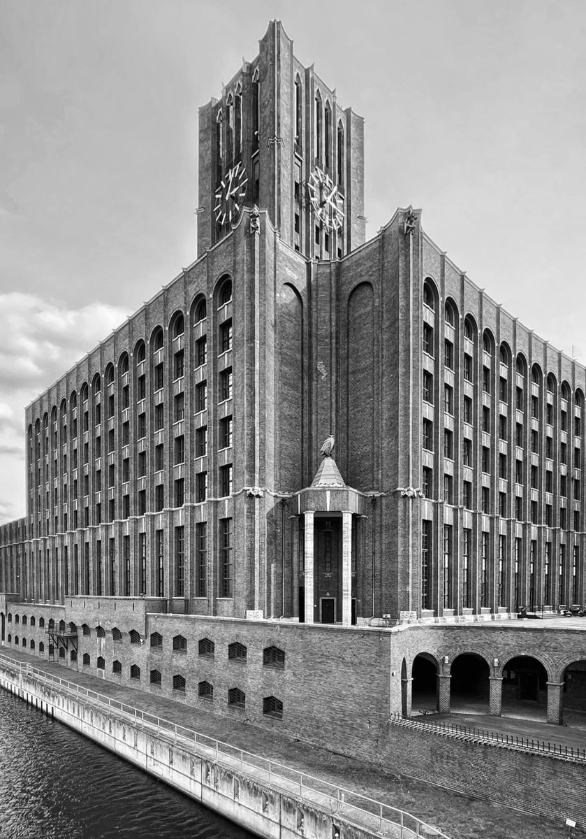 slowberlin's tweet photo. Berlin’s expressionist Ullsteinhaus, built between 1925 and 1927 for the publisher Ullstein. #tempelhof

Photo by Stephan Schmidt https://t.co/5p0u4VEAjy