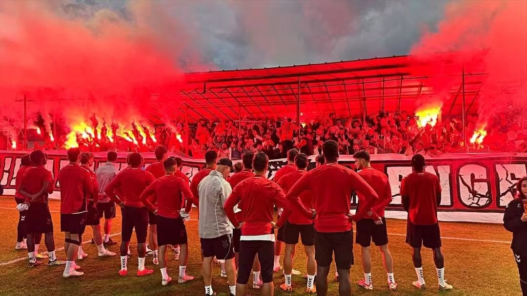 Alihqy5's tweet photo. Thomas Reis'li Trabzonspor'a bu ligde ayar verecek iki, üç teknik adamdan biridir Thorsten Fink...

Elinde taptaze bir kadroyla Trabzonspor karşısına mutlak galibiyet için çıkıyor.

Milli aranın ardından taraftarın da desteğiyle en iyi hücum futbolunu oynatacak ve eski günlerine geri dönecektir.

Bir önceki paylaşımda da belirttim. Salah'lı bir Trabzonspor'a karşı mutlaka tedbirli ve kontrollü bir oyun oynatacaktir. 

Samsunspor için millî aradan sonra başlangıç maçının Trabzonspor ile olması dezavantaj gibi görünse de bence güzel bir avantaj oldu.

Güzel bir galibiyet bekliyorum. Ama en önemlisi taraftarın takıma döndüğü birlik ve beraberlik mesajlarının verildiği bir maç olmasını diliyorum.