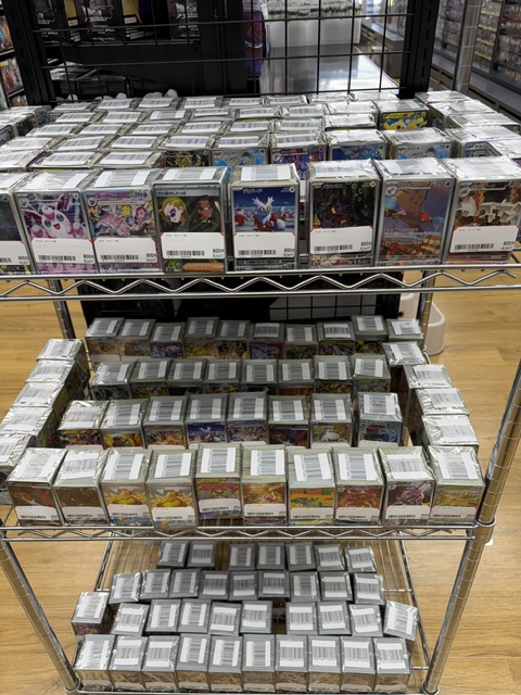 BOOKOFF_fussa's tweet photo. ブックオフ福生店
ポケカブロックオリパコーナーに商品補充致しました！
かなりの大ボリュームとなっております😀
お求めの方は是非福生店へご来店くださいませ！ https://t.co/P2cKYL3U8q