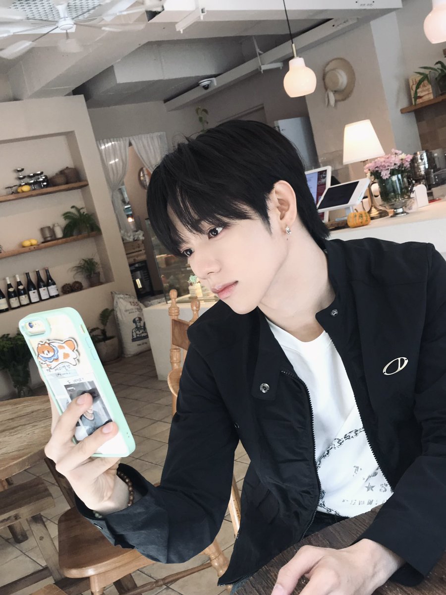 AHOF_official's tweet photo. i super loveeeee my hair 🤩

#AHOF #아홉
#JL #제이엘 https://t.co/kKbl15f3u1