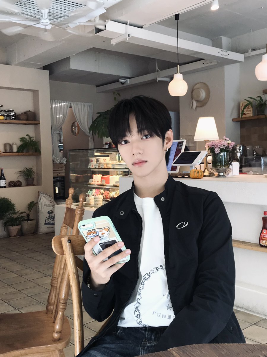 AHOF_official's tweet photo. i super loveeeee my hair 🤩

#AHOF #아홉
#JL #제이엘 https://t.co/kKbl15f3u1