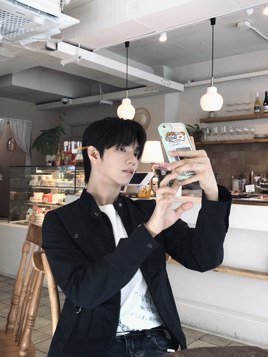 AHOF_official's tweet photo. i super loveeeee my hair 🤩

#AHOF #아홉
#JL #제이엘 https://t.co/kKbl15f3u1