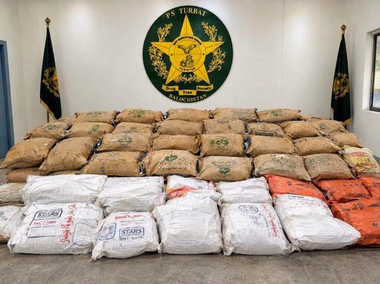 TheTruthUn1661's tweet photo. The ANF raided a hideout in Johsak, Kech, Balochistan &amp; seized 3,825kg of drugs worth over Rs560 million. Officials said the drugs had been smuggled from Afghanistan &amp; were being stored for onward shipment abroad by sea.

#LaCasaDeLosFamososCol3 #ラヴィット #DigitalBlackoutlran https://t.co/llbXnF30je