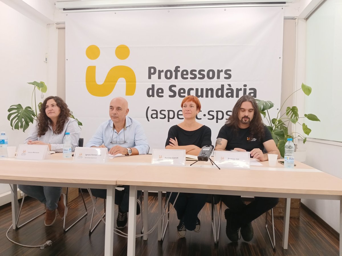 sindicat's tweet photo. Tret de sortida de la nostra nova campanya: PROU DE REGALAR EL C1 de CATALÀ!
Amb Llucia Màrquez, delegada i professora de català, Ignasi Fernàndez, secretari general, Romina Queralt, delegada i professora de català i Ramiro Gil, secretari d'Acció Sindical.
Presentem manifest i recollida de signatures.