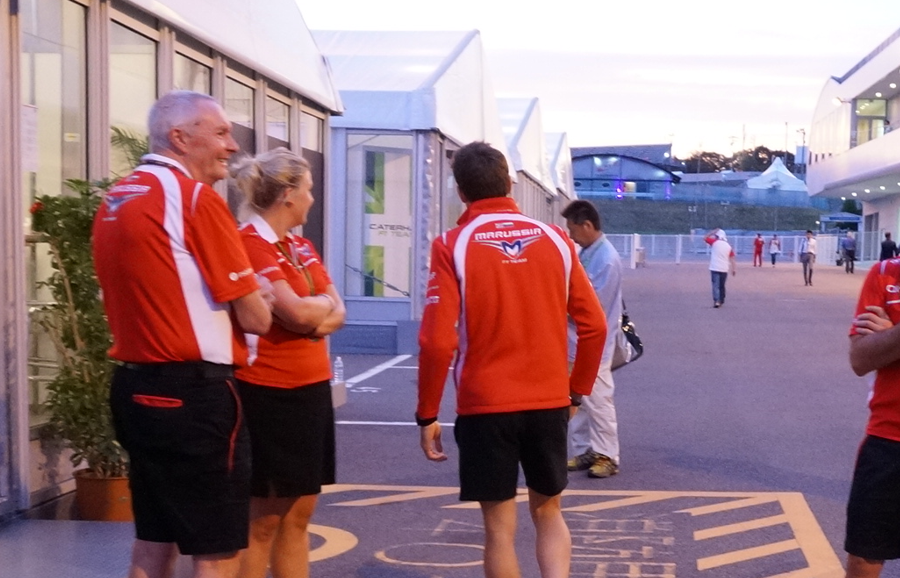 efmania's tweet photo. 《ビアンキ事故から12年。FIA報告に残された「最後の2秒」》

2014年10月5日、日本GP・鈴鹿。

ジュール・ビアンキは雨のターン7でコースアウトし、スーティル車を回収していたクレーンに衝突した。

事故から12年。FIAが当時まとめた事故調査報告を改めて読むと、今ではあまり語られなくなった重要な記述がある。

コースアウトしてランオフを横切った約2秒間、ビアンキは
「両足を使ってアクセルとブレーキを同時に踏んでいた」
本来なら、この状態を検知したFailSafeがアクセル要求を無効化し、エンジントルクをカットする設計だった。

しかし、ビアンキのマルシャでは作動しなかった。

なぜか？👉②

※FailSafe＝異常な操作や制御状態を検知した際、安全側へ制御する仕組み。この場合はブレーキとアクセルの同時入力時にアクセル側を無効化する。

via FIA Accident Panel / Autosport