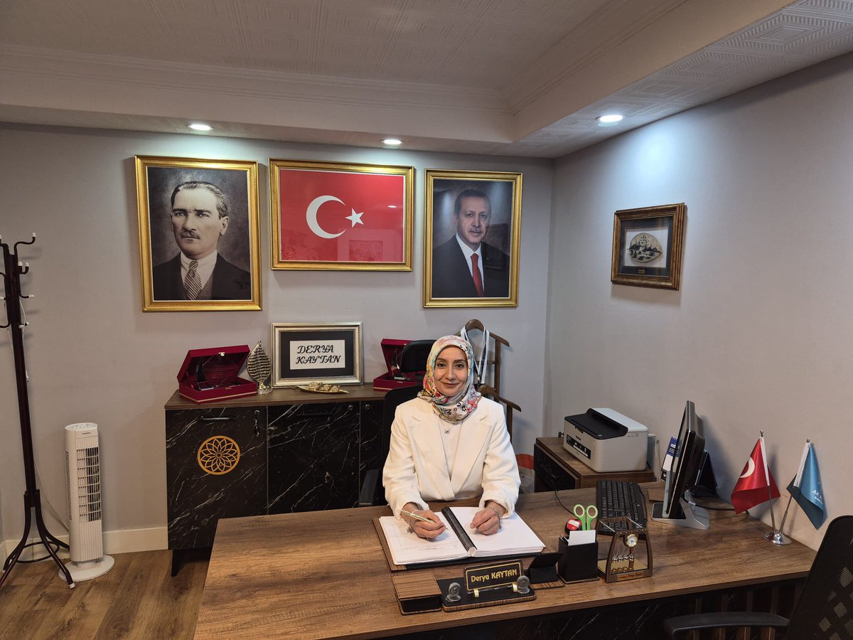 akcankayakadin1's tweet photo. İlçe Başkanlığımızda bugün nöbetçi Yürütme Kurulu Üyemiz Leman ŞENER dilek ve temennilerinizi dinlemek üzere hazır bulundu.
✋🏻
Canla, başla ilk günkü heyecanla... 

#SevdamızÇankaya

@tugbaisikercan 
@hakanhanozcan 
@akgul_aysel 
@deryakaytan8405 https://t.co/qZX5e30AP4