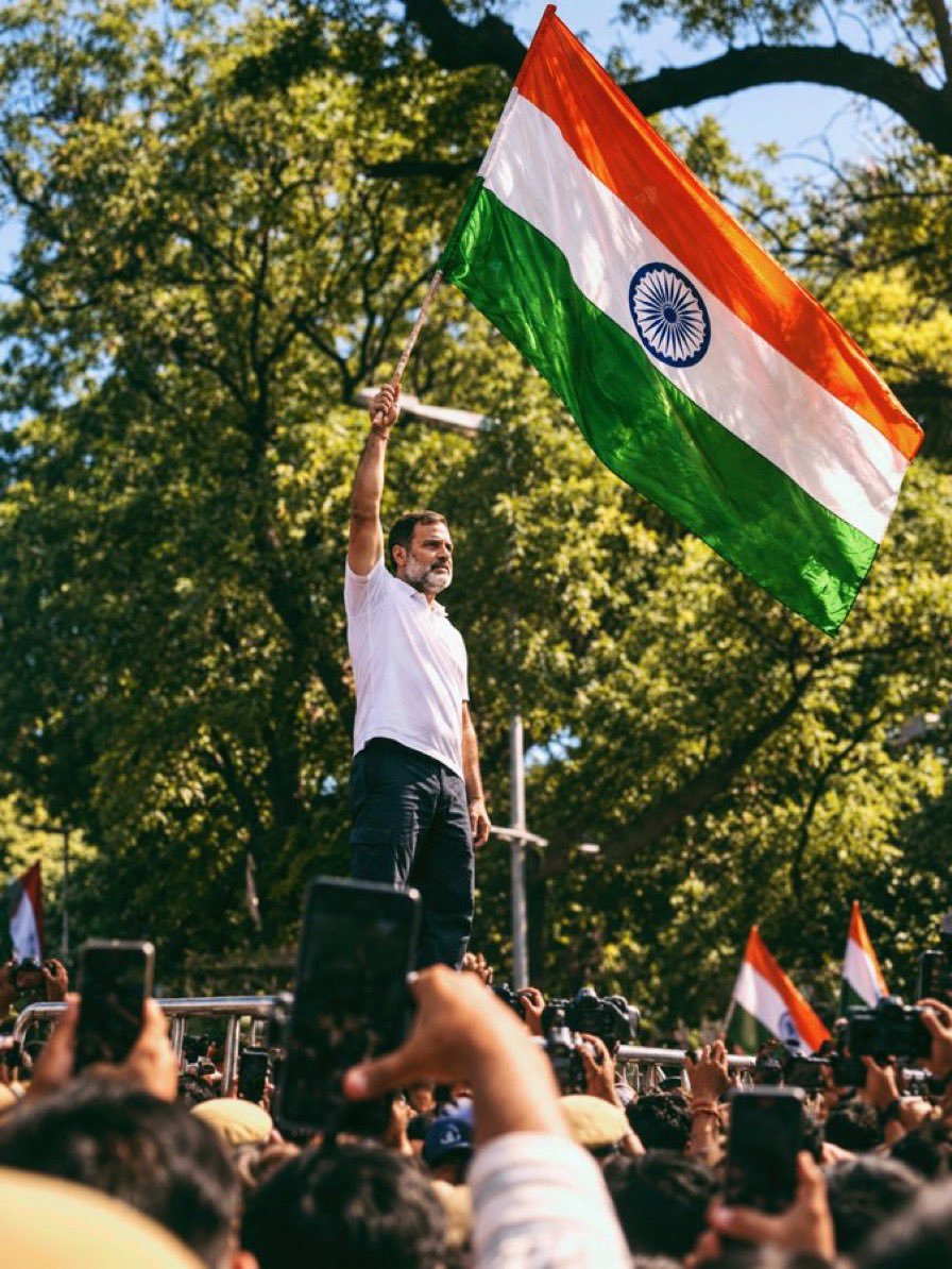 grafidon's tweet photo. बैरियर पर खड़े, तिरंगा लहराते राहुल गांधी की ये तस्वीर मामूली नहीं है।

ये तस्वीर आज़ादी की उस लड़ाई की याद दिलाती है, जिसमें लाखों लोग शहीद हुए थे। वो लड़ाई सिर्फ अंग्रेज़ों के खिलाफ नहीं थी, बल्कि अपने वोट, अपनी सरकार चुनने और अपने अधिकारों के लिए थी।

उस लड़ाई का नेतृत्व महात्मा गांधी, नेहरू, पटेल जैसे योद्धाओं ने किया था।

आज वही लड़ाई राहुल गांधी लड़ रहे हैं।

उस लड़ाई की तरह इस लड़ाई में भी जीत सत्य की ही होगी सच और साहस जिसके संग हो, अंत में जीत उसी की होती है। 🎯🎯

#RahulGandhiVoiceOfIndia
