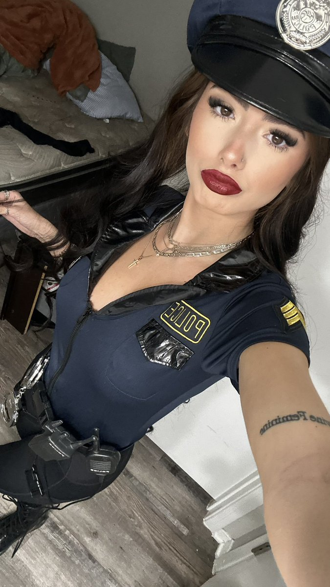 AlexisBecky00's tweet photo. how do i top these halloween costumes??? 😩 https://t.co/29bQBEnXtK
