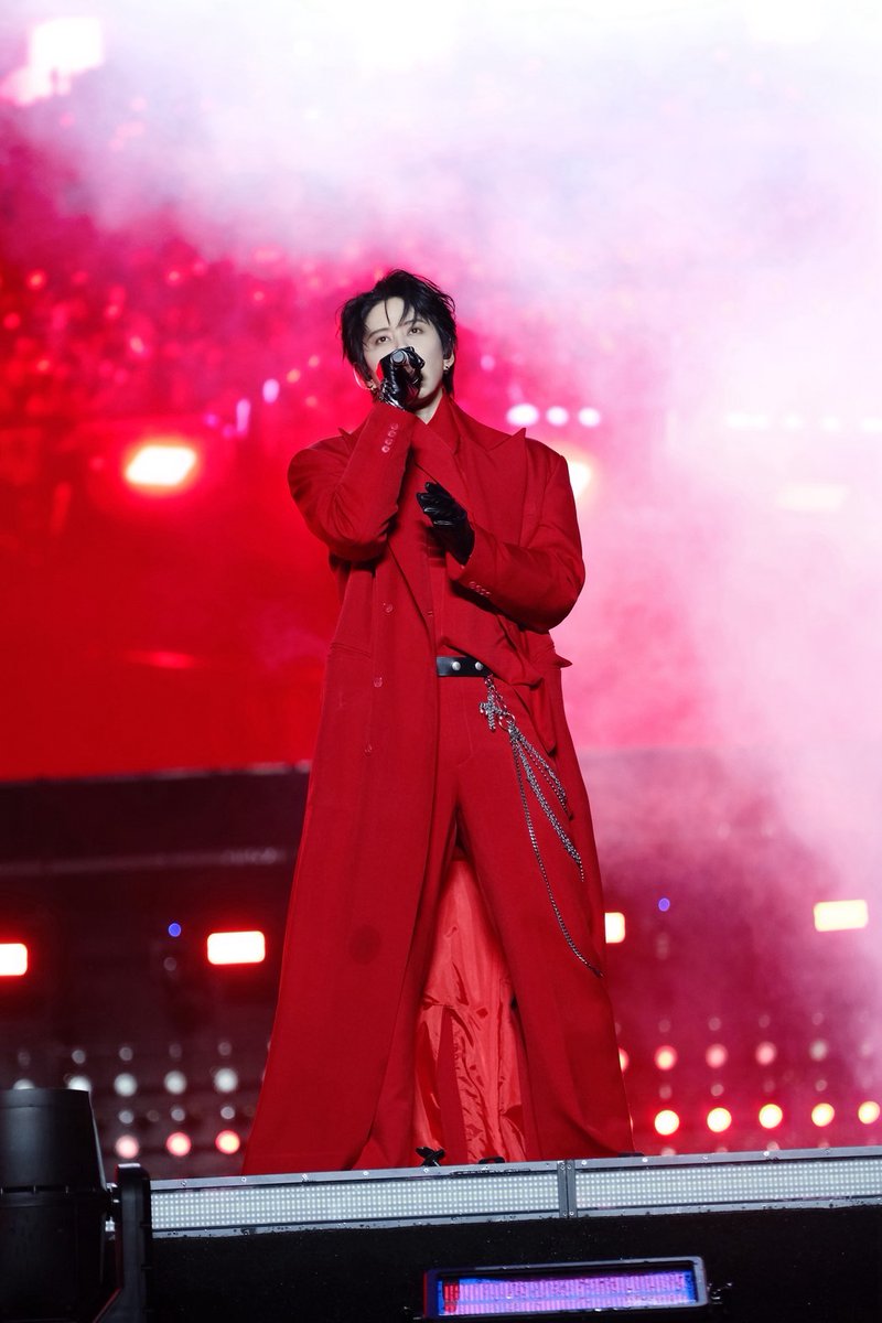 TripleclickTH's tweet photo. “ไมค์ พิรัชต์” ปังต่อเนื่องในจีน! ร่วมโชว์เวทีใหญ่ งาน “Popular Code Peak Live Concert in Zunyi”
#Mikeangelo #M1keangelo #ไมค์พิรัชต์
สาดความปังและเดินหน้าสร้างผลงานในประเทศจีนอย่างต่อเนื่อง สำหรับนักแสดงและศิลปินหนุ่มระดับอินเตอร์ “ไมค์ - พิรัชต์ นิธิไพศาลกุล” หรือ Mike Angelo ล่าสุดขึ้นเวทีใหญ่ในฐานะหนึ่งในศิลปินไลน์อัปของคอนเสิร์ต “Popular Code Peak Live Concert in Zunyi” พร้อมด้วยศิลปินแถวหน้าของวงการเพลงจีน ท่ามกลางแฟน ๆ ที่มาร่วมสนุกและส่งเสียงเชียร์กันอย่างคึกคัก ณ Zunyi Olympic Sports Center Stadium
งานนี้ ไมค์ พิรัชต์ โชว์เสน่ห์จัดเต็มทั้งลุคออนสเตจ พร้อมขนเพลงหลากหลายอารมณ์มามอบความสนุกให้แฟน ๆ ทั้งร้อง ทั้งเอนเตอร์เทน และไฮป์คนดูตลอดโชว์ ทำให้บรรยากาศในสเตเดียมคึกคัก เรียกเสียงเชียร์ได้ตลอดการแสดง โดยเจ้าตัวก็ยังคงได้รับการต้อนรับและกำลังใจจากแฟน ๆ อย่างอบอุ่น ทำเอาเจ้าตัวแฮปปี้สุด ๆ
โดย “ไมค์” เผยถึงความรู้สึกว่า “รู้สึกตื่นเต้นและยินดีเป็นอย่างยิ่งที่ได้รับเชิญให้เข้าร่วมงานคอนเสิร์ตใหญ่ในครั้งนี้ครับ ถือเป็นอีกหนึ่งโอกาสที่ดีมาก ๆ สำหรับผม และดีใจที่ได้เห็นแฟน ๆ ที่มาร่วมงานสนุกกันอย่างเต็มที่มาก ๆ ครับ”