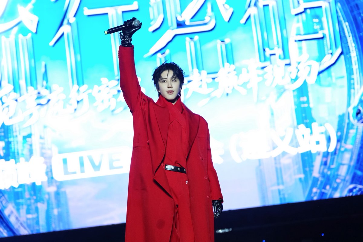 TripleclickTH's tweet photo. “ไมค์ พิรัชต์” ปังต่อเนื่องในจีน! ร่วมโชว์เวทีใหญ่ งาน “Popular Code Peak Live Concert in Zunyi”
#Mikeangelo #M1keangelo #ไมค์พิรัชต์
สาดความปังและเดินหน้าสร้างผลงานในประเทศจีนอย่างต่อเนื่อง สำหรับนักแสดงและศิลปินหนุ่มระดับอินเตอร์ “ไมค์ - พิรัชต์ นิธิไพศาลกุล” หรือ Mike Angelo ล่าสุดขึ้นเวทีใหญ่ในฐานะหนึ่งในศิลปินไลน์อัปของคอนเสิร์ต “Popular Code Peak Live Concert in Zunyi” พร้อมด้วยศิลปินแถวหน้าของวงการเพลงจีน ท่ามกลางแฟน ๆ ที่มาร่วมสนุกและส่งเสียงเชียร์กันอย่างคึกคัก ณ Zunyi Olympic Sports Center Stadium
งานนี้ ไมค์ พิรัชต์ โชว์เสน่ห์จัดเต็มทั้งลุคออนสเตจ พร้อมขนเพลงหลากหลายอารมณ์มามอบความสนุกให้แฟน ๆ ทั้งร้อง ทั้งเอนเตอร์เทน และไฮป์คนดูตลอดโชว์ ทำให้บรรยากาศในสเตเดียมคึกคัก เรียกเสียงเชียร์ได้ตลอดการแสดง โดยเจ้าตัวก็ยังคงได้รับการต้อนรับและกำลังใจจากแฟน ๆ อย่างอบอุ่น ทำเอาเจ้าตัวแฮปปี้สุด ๆ
โดย “ไมค์” เผยถึงความรู้สึกว่า “รู้สึกตื่นเต้นและยินดีเป็นอย่างยิ่งที่ได้รับเชิญให้เข้าร่วมงานคอนเสิร์ตใหญ่ในครั้งนี้ครับ ถือเป็นอีกหนึ่งโอกาสที่ดีมาก ๆ สำหรับผม และดีใจที่ได้เห็นแฟน ๆ ที่มาร่วมงานสนุกกันอย่างเต็มที่มาก ๆ ครับ”