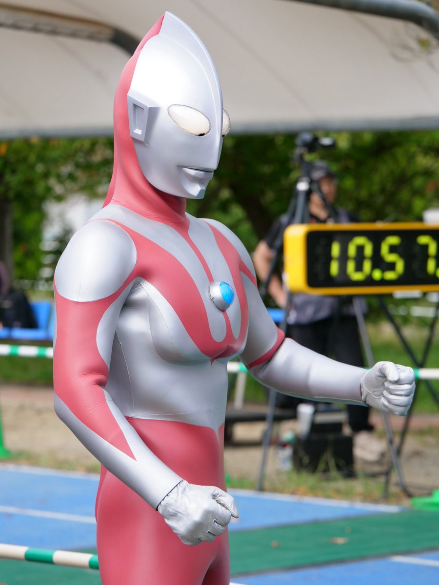 mamimu_623ft's tweet photo. ウルトラマンマラソン in Jヴィレッジ
ファミリーマラソンのスタートは、マン兄さんの掛け声で！

それにしてもマン兄さんカッコいいな。
Simple is bestの極み。 https://t.co/JMBEXb8Yd5