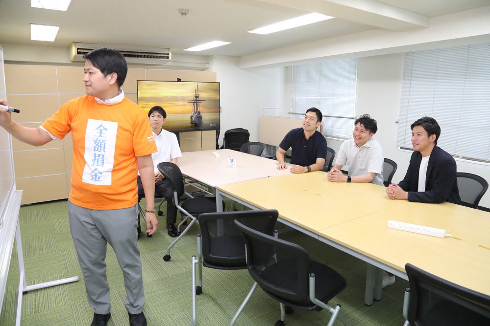 moneybook_ec's tweet photo. オフィスで働いているメンバーの写真です🍊 https://t.co/08So9SYGAq
