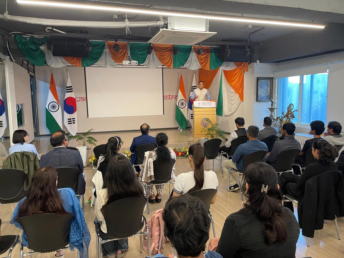 IndiainROK's tweet photo. As part of SevaPakhwada, the Embassy organised the “Know Your Embassy” initiative for members of the Indian community, with a special focus on school and college students. The initiative sought to strengthen the connection between the Embassy and the community by offering participants a first hand understanding of the Mission’s functioning, responsibilities and services.

The programme also featured a special talk on Mahatma Gandhi and his philosophy by internationally acclaimed Gandhian speaker Dr Shobhana Radhakrishna. Her reflections on Gandhian values and service to society complemented the central spirit of Seva Pakhwada.

Through greater openness, awareness and direct engagement, the initiative translated the spirit of Seva Pakhwada into meaningful community outreach and further strengthened the Embassy’s links with the Indian community in the Republic of Korea.

우리 대사관은 2주간의 봉사활동 기간인 ‘세바파크와다(SevaPakhwada)’의 일환으로 대학생, 학생 등 재한 인도인을 대상으로 ‘대사관 알아보기(Know Your Embassy)’ 프로그램을 개최하였습니다. 대사관과 교민사회의 관계를 강화하고, 공관의 기능과 역할, 서비스에 관한 설명을 직접 제공하는 것이 프로그램의 취지입니다.

세계적으로 유명한 간디 학자인 쇼바나 라다크리슈나 박사의 특별 연설을 듣는 자리도 마련되었습니다. 라다크리슈나 박사는 마하트마 간디가 사회에 전한 가치와 봉사 정신을 이야기하며 ‘세바파크와다’의 메시지를 강조했습니다. 

열린 마음과 이해의 정신으로 직접 교류하는 기회를 제공한 이번 프로그램은 ‘세바파크와다’의 핵심인 공동체 정신을 강화하고, 대사관과 교민 사회의 연계를 강화하는 계기가 되었습니다. 

#KnowYourEmbassy #MahatmaGandhi #IndianDiaspora
#SevaPakhwada

@MEAIndia @Dasspake
@IndianDiplomacy @PIB_India
@diaspora_india