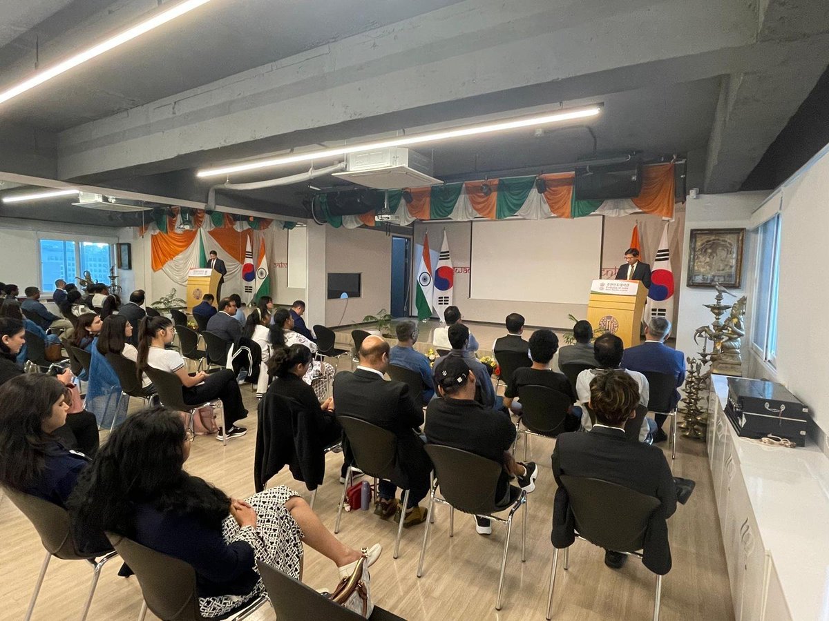 IndiainROK's tweet photo. As part of SevaPakhwada, the Embassy organised the “Know Your Embassy” initiative for members of the Indian community, with a special focus on school and college students. The initiative sought to strengthen the connection between the Embassy and the community by offering participants a first hand understanding of the Mission’s functioning, responsibilities and services.

The programme also featured a special talk on Mahatma Gandhi and his philosophy by internationally acclaimed Gandhian speaker Dr Shobhana Radhakrishna. Her reflections on Gandhian values and service to society complemented the central spirit of Seva Pakhwada.

Through greater openness, awareness and direct engagement, the initiative translated the spirit of Seva Pakhwada into meaningful community outreach and further strengthened the Embassy’s links with the Indian community in the Republic of Korea.

우리 대사관은 2주간의 봉사활동 기간인 ‘세바파크와다(SevaPakhwada)’의 일환으로 대학생, 학생 등 재한 인도인을 대상으로 ‘대사관 알아보기(Know Your Embassy)’ 프로그램을 개최하였습니다. 대사관과 교민사회의 관계를 강화하고, 공관의 기능과 역할, 서비스에 관한 설명을 직접 제공하는 것이 프로그램의 취지입니다.

세계적으로 유명한 간디 학자인 쇼바나 라다크리슈나 박사의 특별 연설을 듣는 자리도 마련되었습니다. 라다크리슈나 박사는 마하트마 간디가 사회에 전한 가치와 봉사 정신을 이야기하며 ‘세바파크와다’의 메시지를 강조했습니다. 

열린 마음과 이해의 정신으로 직접 교류하는 기회를 제공한 이번 프로그램은 ‘세바파크와다’의 핵심인 공동체 정신을 강화하고, 대사관과 교민 사회의 연계를 강화하는 계기가 되었습니다. 

#KnowYourEmbassy #MahatmaGandhi #IndianDiaspora
#SevaPakhwada

@MEAIndia @Dasspake
@IndianDiplomacy @PIB_India
@diaspora_india