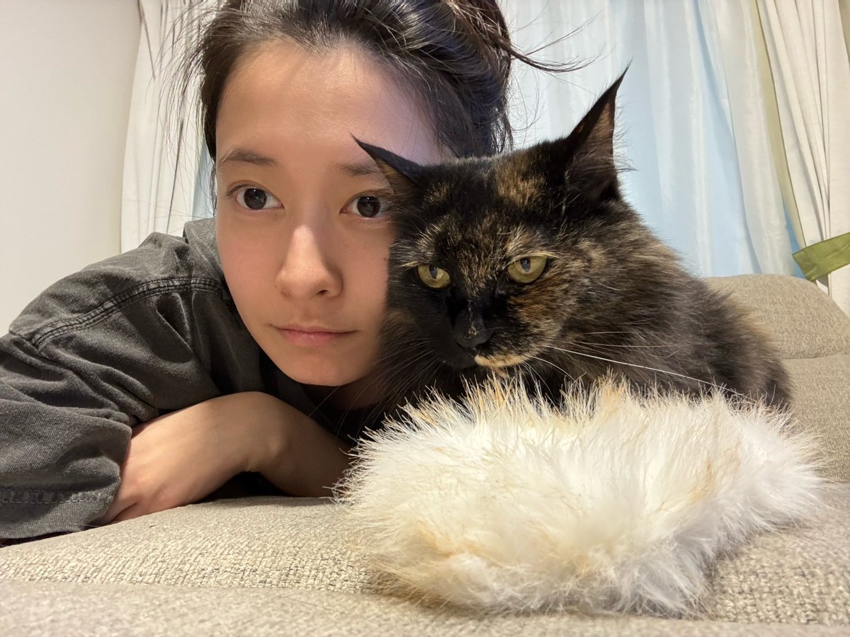 kaoru_gotou_'s tweet photo. 明日から、ぼちぼちお外に出ます。
足の怪我もあって、長めのひきこもり生活でした🥲

ダーちゃんは明日からお留守番。

「また行くの？」って顔してるけど、ママは17日の準備があるのよ🐈‍⬛

10月17日『後藤郁 Birthday Event 2026 改』
皆さまに楽しんでもらえるよう、気合い入れます！ https://t.co/laI8NE5Z8U