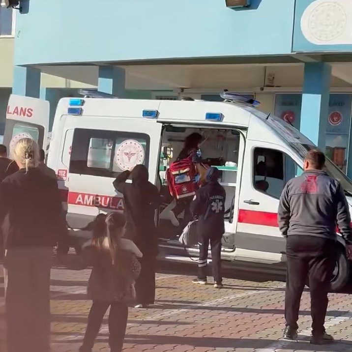 Globalite83's tweet photo. 💥 İstanbul Başakşehir'deki Şeyh Şamil İmam Hatip Ortaokulu'nda yapılan bıçaklı saldırının detayları:

• Lise öğrencisi bir kız, iddiaya göre dikkat çekmemek için mezun olduğu ortaokulun formasını giyerek okula geldi.

• 8 öğrenciyi bıçaklayarak yaraladı ardından gözaltına alındı.

• 1 öğrencinin durumunun ağır olduğu öğrenildi.

• Haberi alan veliler ise okul önünde büyük panik yaşadı. Okula koşarak çocuklarının durumuyla ilgili bilgi almaya çalıştı.