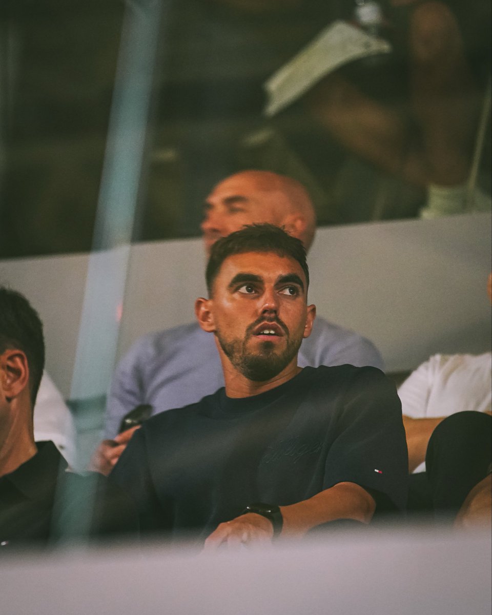 Modalidades_SCB's tweet photo. Uma só família, uma só paixão. É sempre um prazer receber-te, capitão ❤️‍🔥

#FutsalSCB https://t.co/e6CJK959ru