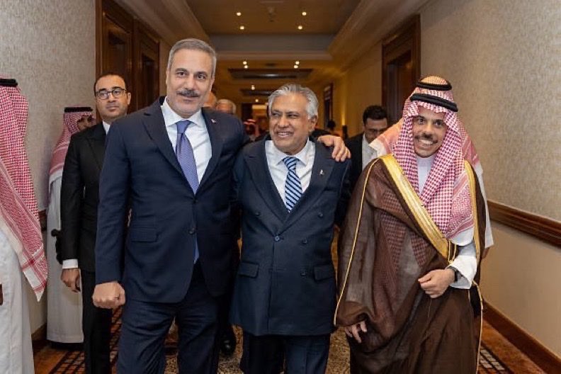 TheTruthUn1661's tweet photo. Pakistan, Turkiye, Saudi Arabia 🇵🇰🇹🇷🇸🇦

3 countries 1 soul ❤️⚔️

#LaCasaDeLosFamososCol3 #ラヴィット #DigitalBlackoutlran https://t.co/W7dM40iOZr