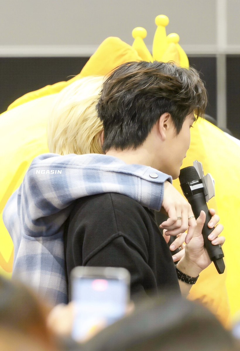 eelatit_04's tweet photo. The holy height difference and insane hand chemistry 🫠🚬 https://t.co/YDWU9ud9A5