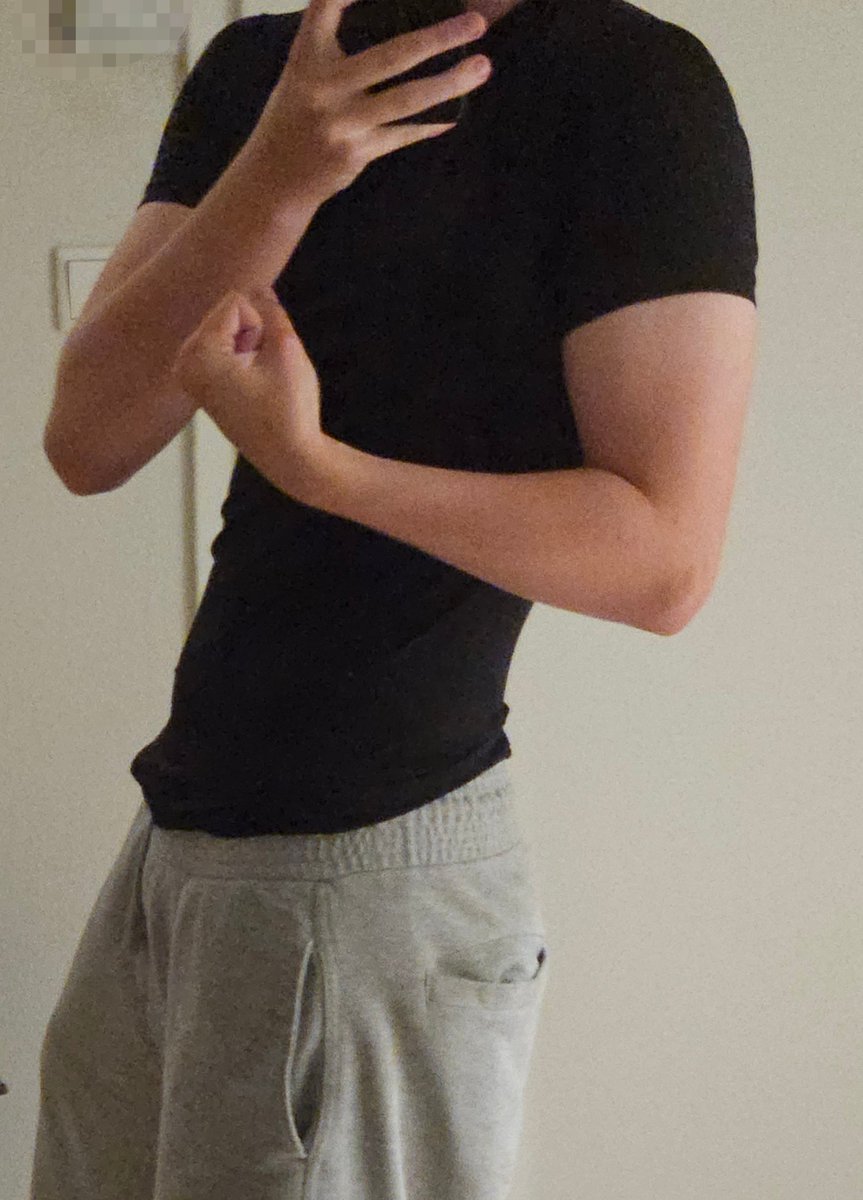 gawinjossgooner's tweet photo. don't mind me, just showing off my nonexistent muscles 

#JossGawin #จอสกวิน https://t.co/i5kSkJMze1