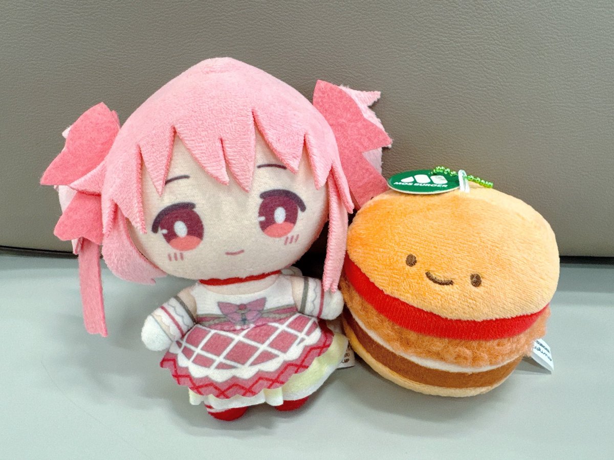magika017's tweet photo. 飯テロだよ〜！
ぬいのかわいさにセルフで飯テロくらってお昼にダブルモスバーガー食べた🍔 https://t.co/eppP1D6wOg