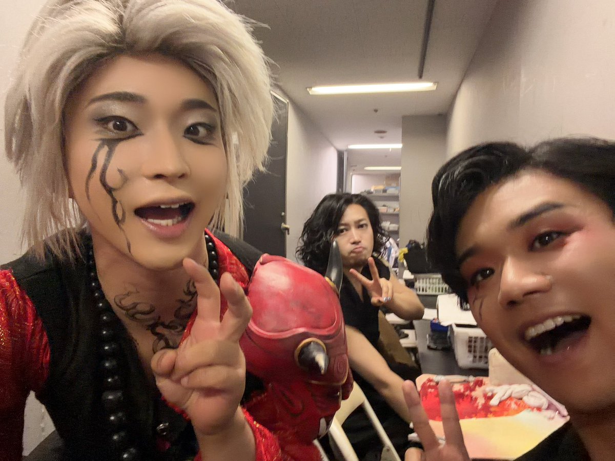 msmiya0929's tweet photo. 百花繚乱の思い出

最強アンサンブルのみんな

稽古場からずっとこの座組みを支えてくれて
冒頭のお祭りのシーンも、この15人がいてくれたから華やかになったし
新井さんを筆頭にみんなが素敵な小道具も作ってもくれたんです。
チョコバナナにりんご飴とか綿菓子とか、クオリティ高くてもう🥲

ラストバトルの道満に操られている鬼達の踊りも迫力とおどろおどろしい雰囲気が最高で
あれは津雲さんが振り付けリーダーとして作り上げてくれました。

縁の下の力持ち、影の立役者達
みんな本当にありがとう！

#ビスプロ7
#ビス百花